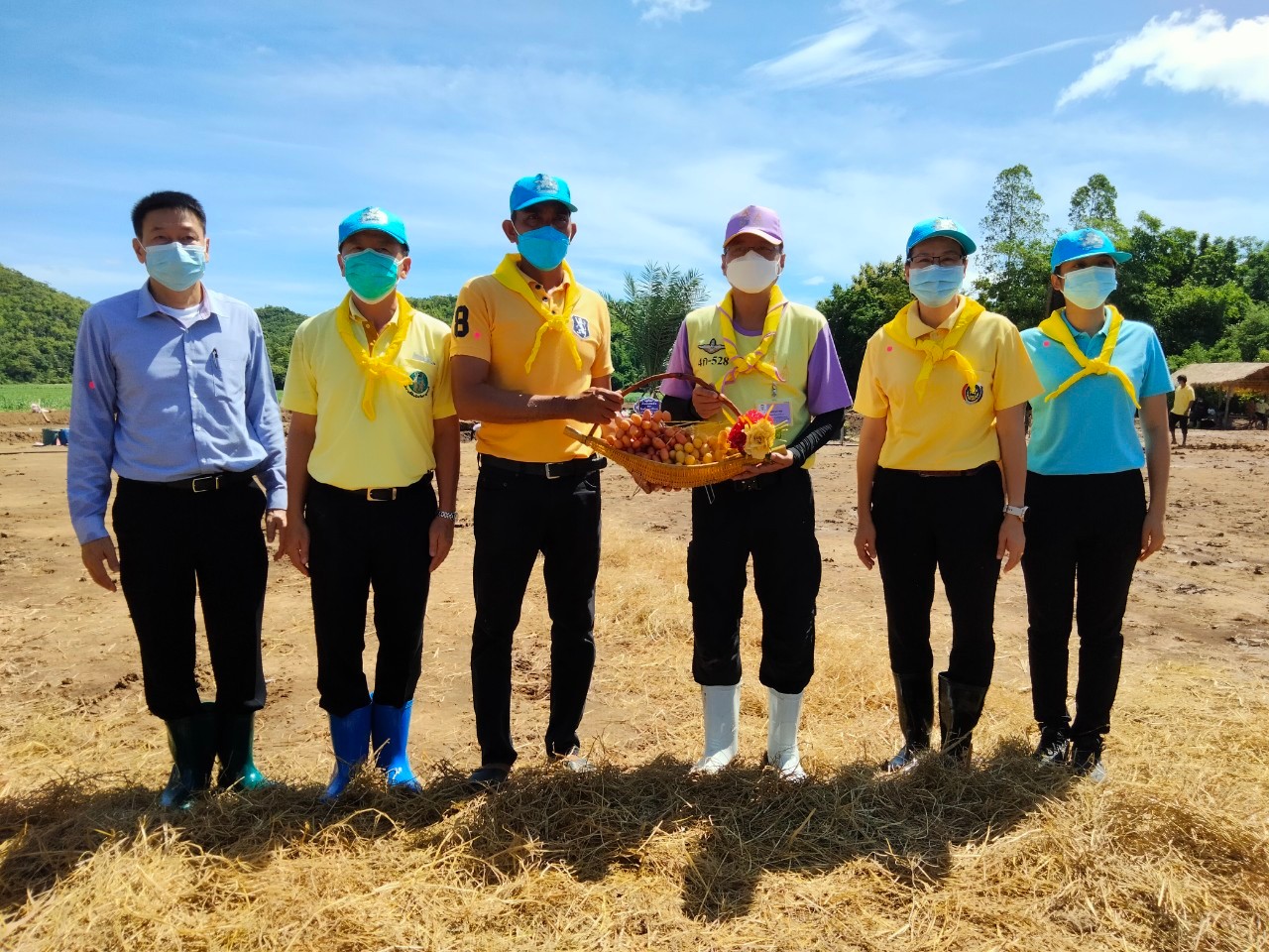 พิธีส่งมอบแปลงและกิจกรรมเอามื้อสามัคคีเพื่อเฉลิมพระเกียรติ เนื่องในโอกาสวันเฉลิมพระชนมพรรษาฯ 28 กรกฎาคม 2564 ณ แปลงพื้นที่เรียนรู้ชุมชนต้นแบบการพัฒนาคุณภาพชีวิต CLM ตำบลวังเย็น อำเภอเมืองกาญจนบุรี