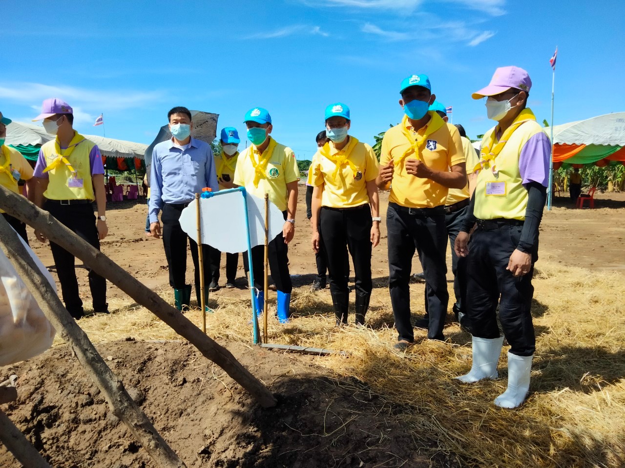 พิธีส่งมอบแปลงและกิจกรรมเอามื้อสามัคคีเพื่อเฉลิมพระเกียรติ เนื่องในโอกาสวันเฉลิมพระชนมพรรษาฯ 28 กรกฎาคม 2564 ณ แปลงพื้นที่เรียนรู้ชุมชนต้นแบบการพัฒนาคุณภาพชีวิต CLM ตำบลวังเย็น อำเภอเมืองกาญจนบุรี