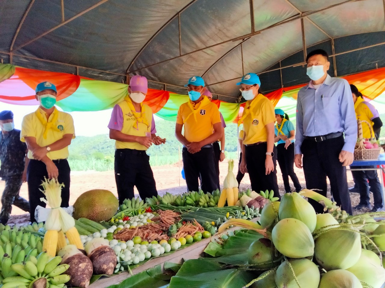 พิธีส่งมอบแปลงและกิจกรรมเอามื้อสามัคคีเพื่อเฉลิมพระเกียรติ เนื่องในโอกาสวันเฉลิมพระชนมพรรษาฯ 28 กรกฎาคม 2564 ณ แปลงพื้นที่เรียนรู้ชุมชนต้นแบบการพัฒนาคุณภาพชีวิต CLM ตำบลวังเย็น อำเภอเมืองกาญจนบุรี
