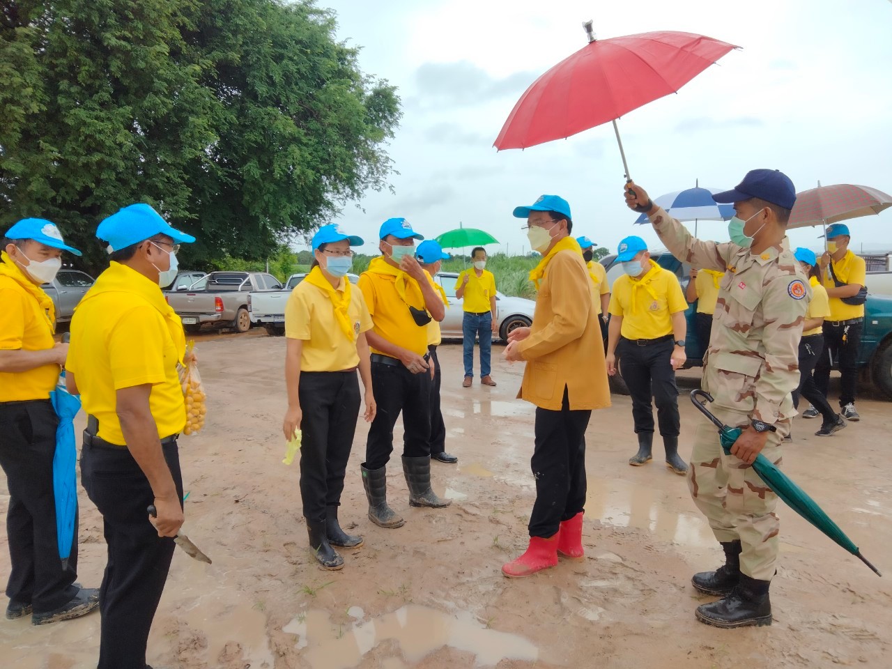 “พัฒนาชุมชนกาญจน์ … นำรองผู้ว่าฯ พร้อมคณะติดตาม ลงพื้นที่แปลง CLM อำเภอบ่อพลอย ร่วมกิจกรรมเอามื้อสามัคคี