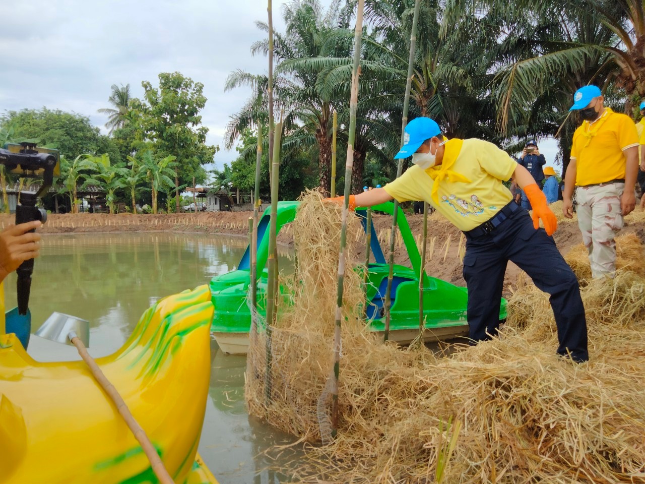 พัฒนาชุมชนกาญจน์ … นำรองผู้ว่าฯ พร้อมคณะติดตาม ลงพื้นที่แปลง HLM อำเภอพนมทวน ร่วมกิจกรรมเอามื้อสามัคคี น้อมนำหลักปรัชญาของเศรษฐกิจพอเพียงและทฤษฎีใหม่สู่วิถีเกษตรตามรอยพ่อในพื้นที่ต้นแบบฯ เพื่อเฉลิมพระเกียรติ เนื่องในโอกาสวันเฉลิมพระชนมพรรษา พระบาทสมเด็จพระวชิรเกล้าเจ้าอยู่หัว 69 พรรษา 28 กรกฎาคม 2564″