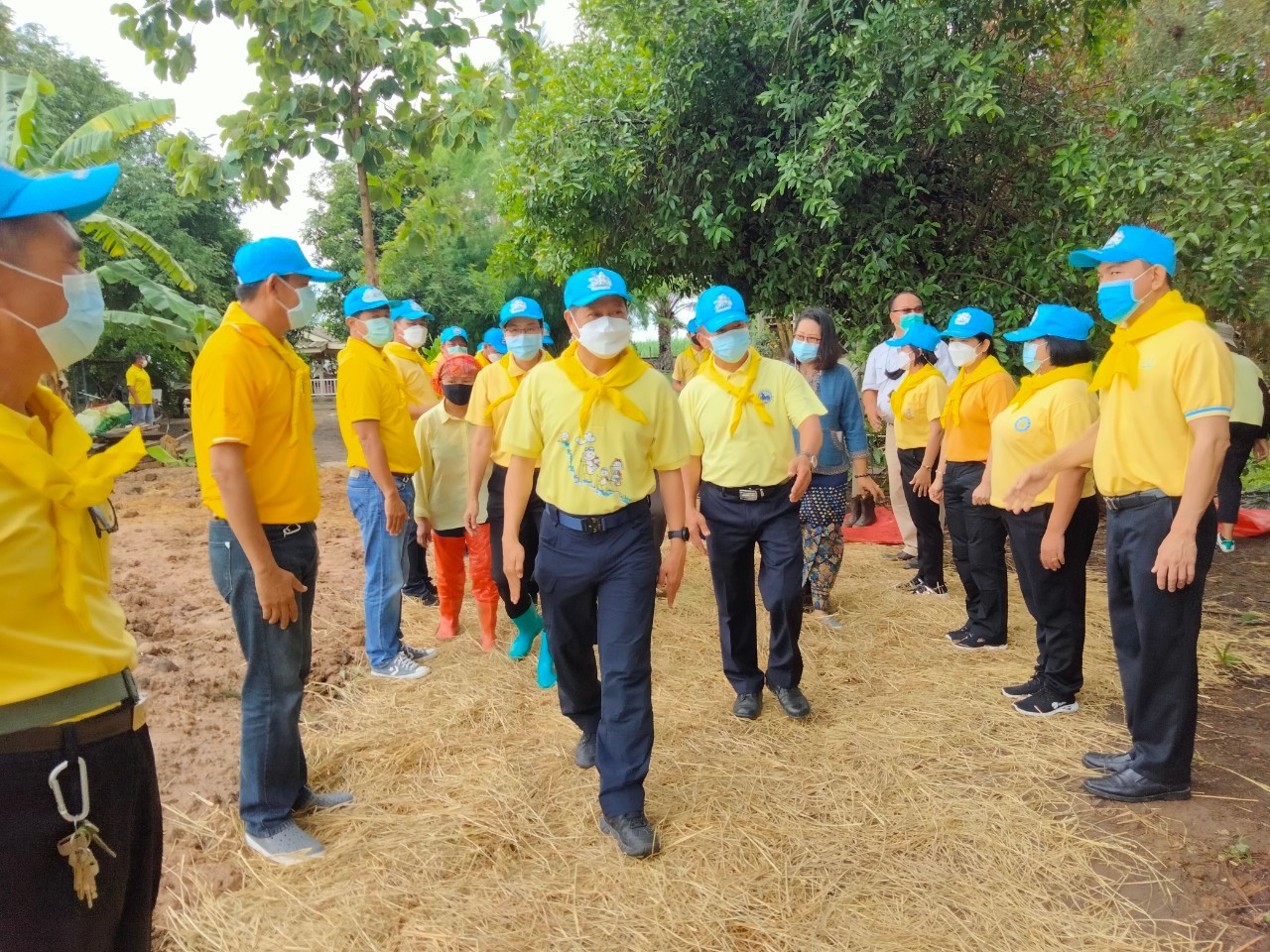 พัฒนาชุมชนกาญจน์ … นำรองผู้ว่าฯ พร้อมคณะติดตาม ลงพื้นที่แปลง HLM อำเภอพนมทวน ร่วมกิจกรรมเอามื้อสามัคคี น้อมนำหลักปรัชญาของเศรษฐกิจพอเพียงและทฤษฎีใหม่สู่วิถีเกษตรตามรอยพ่อในพื้นที่ต้นแบบฯ เพื่อเฉลิมพระเกียรติ เนื่องในโอกาสวันเฉลิมพระชนมพรรษา พระบาทสมเด็จพระวชิรเกล้าเจ้าอยู่หัว 69 พรรษา 28 กรกฎาคม 2564″