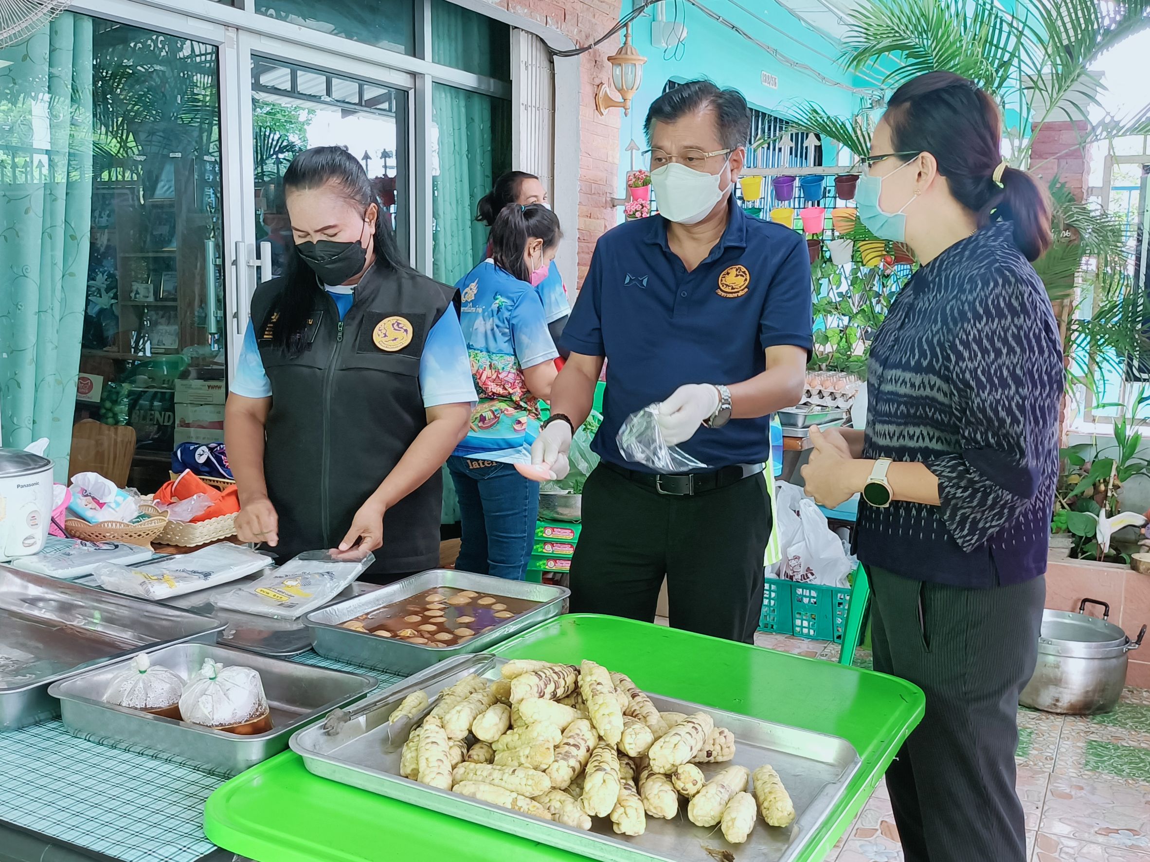 รองผู้ว่าราชการจังหวัดกาญจนบุรีลงพื้นที่ตรวจเยี่ยมให้กำลังใจการดำเนินงานโรงครัว “เอื้ออาทร”