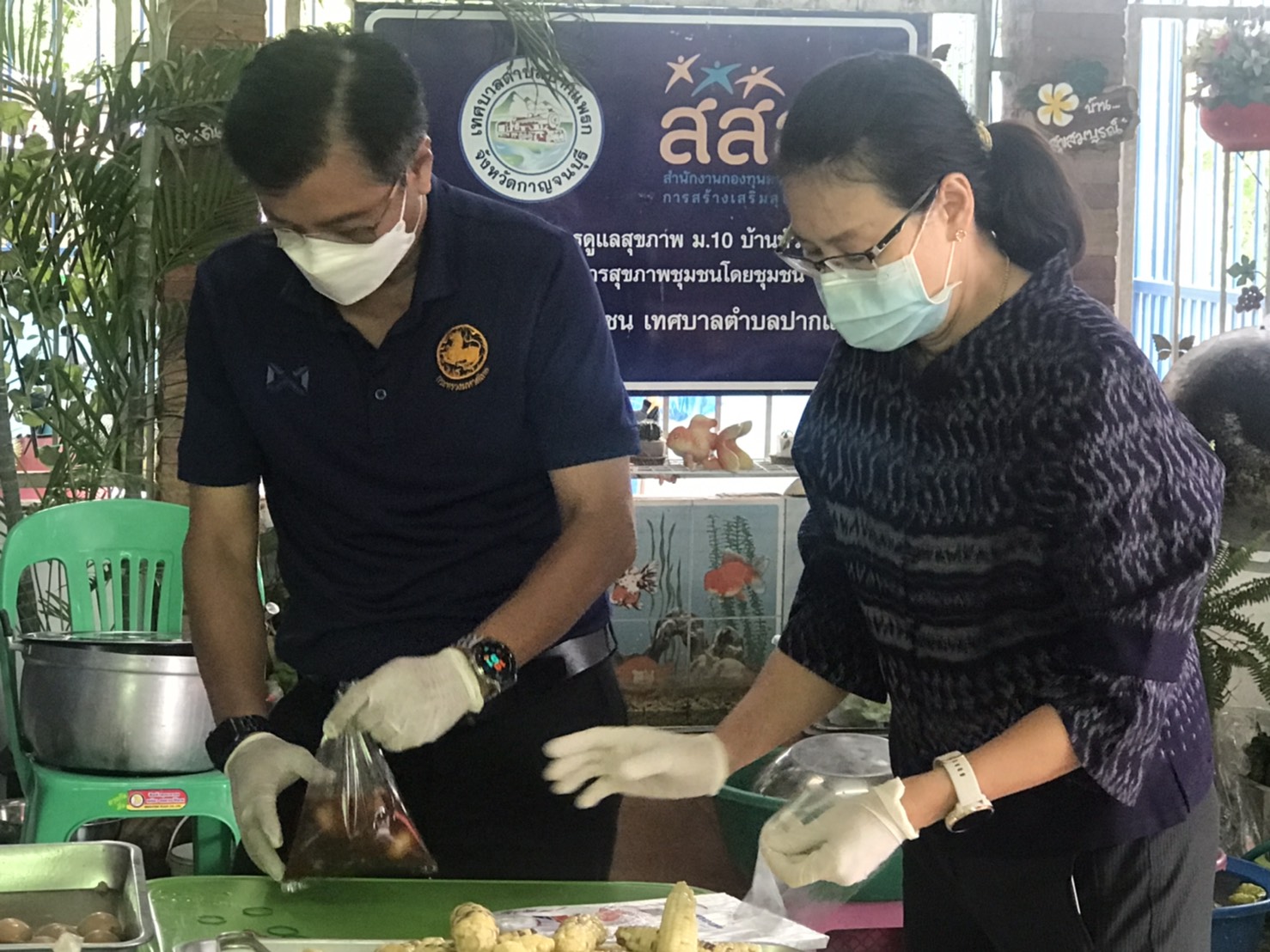 รองผู้ว่าราชการจังหวัดกาญจนบุรีลงพื้นที่ตรวจเยี่ยมให้กำลังใจการดำเนินงานโรงครัว “เอื้ออาทร”