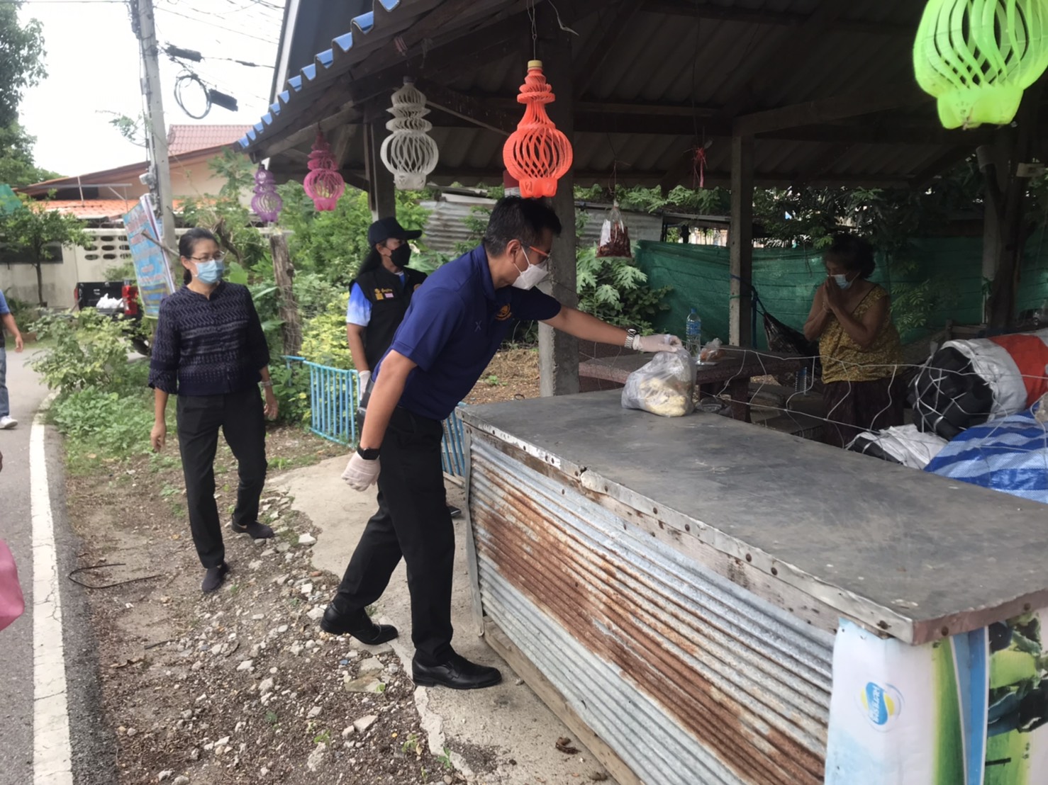 รองผู้ว่าราชการจังหวัดกาญจนบุรีลงพื้นที่ตรวจเยี่ยมให้กำลังใจการดำเนินงานโรงครัว “เอื้ออาทร”