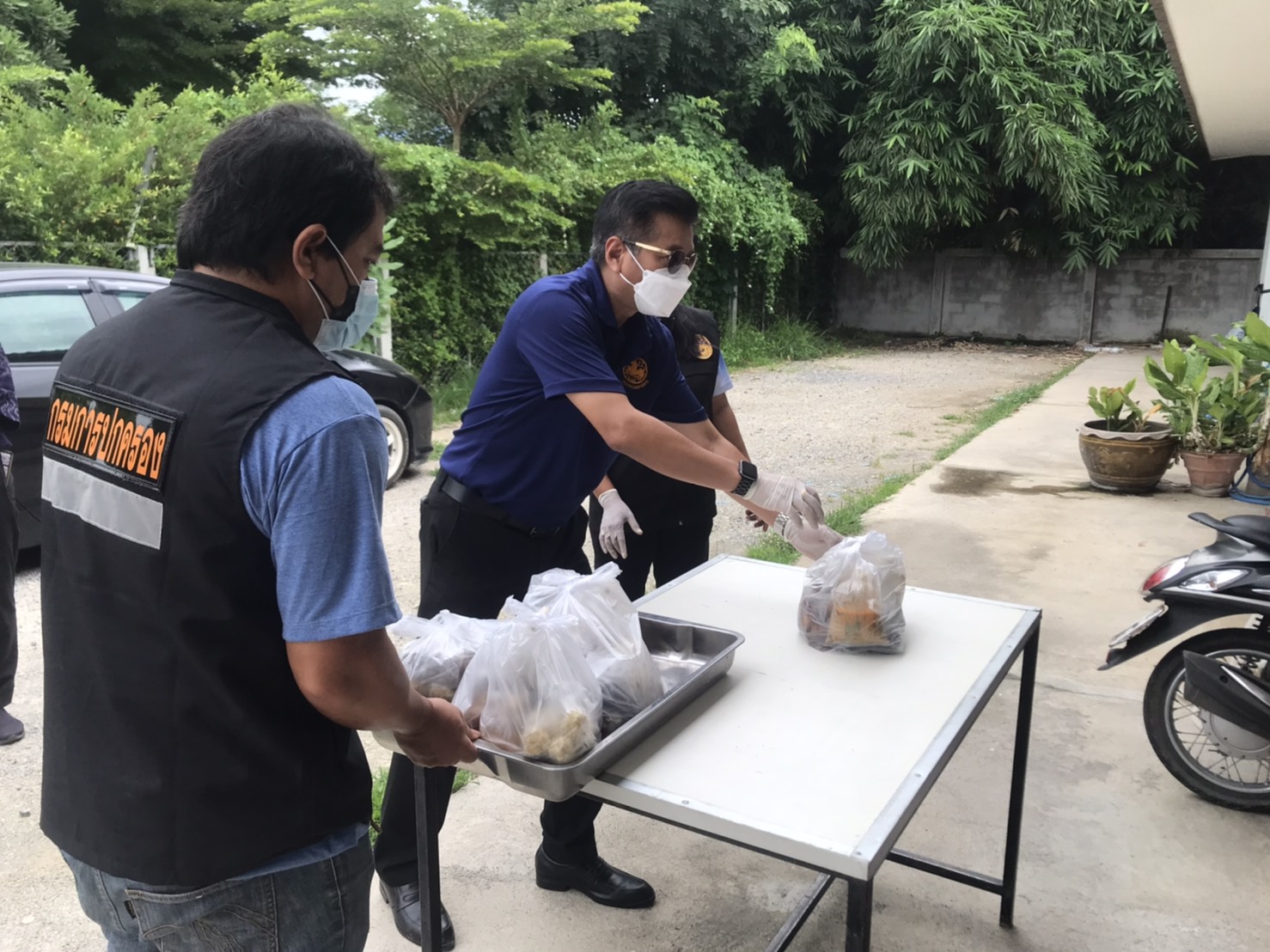 รองผู้ว่าราชการจังหวัดกาญจนบุรีลงพื้นที่ตรวจเยี่ยมให้กำลังใจการดำเนินงานโรงครัว “เอื้ออาทร”