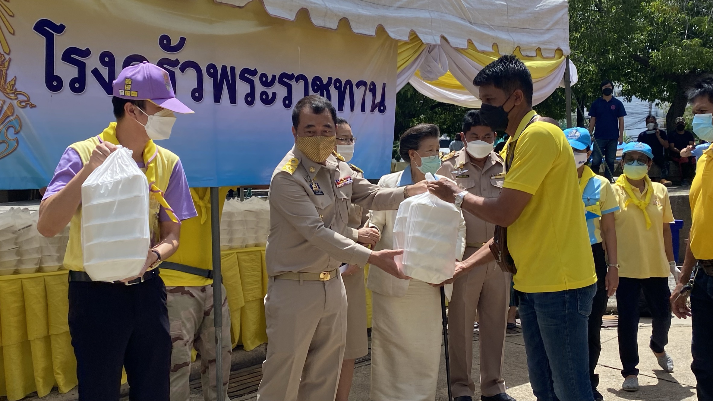 กิจกรรมโครงการน้ำพระทัยพระราชทานส่วนภูมิภาค สมาคมสภาสังคมสงเคราะห์ฯ 76 จังหวัด ประจำปี 2564 และกิจกรรม “รวมใจแม่และสตรีไทย ปันน้ำใจ สู้ภัยโควิด – 19” เพื่อเฉลิมพระเกียรติพระบาทสมเด็จพระวชิรเกล้าเจ้าอยู่หัวและสมเด็จพระนางเจ้าสิริกิติ์ พระบรมราชินีนาถ พระบรมราชชนนีพันปีหลวง