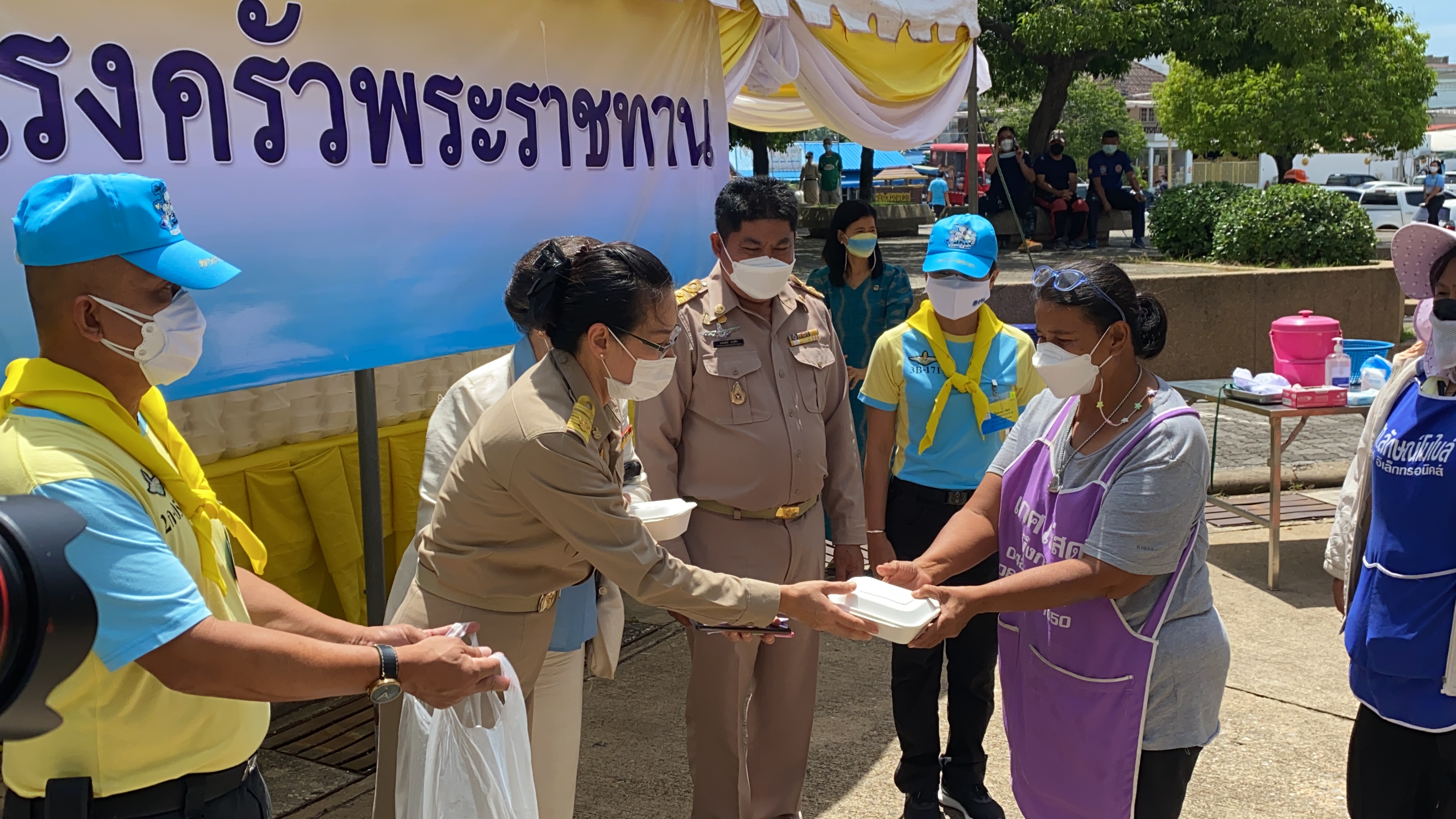 กิจกรรมโครงการน้ำพระทัยพระราชทานส่วนภูมิภาค สมาคมสภาสังคมสงเคราะห์ฯ 76 จังหวัด ประจำปี 2564 และกิจกรรม “รวมใจแม่และสตรีไทย ปันน้ำใจ สู้ภัยโควิด – 19” เพื่อเฉลิมพระเกียรติพระบาทสมเด็จพระวชิรเกล้าเจ้าอยู่หัวและสมเด็จพระนางเจ้าสิริกิติ์ พระบรมราชินีนาถ พระบรมราชชนนีพันปีหลวง