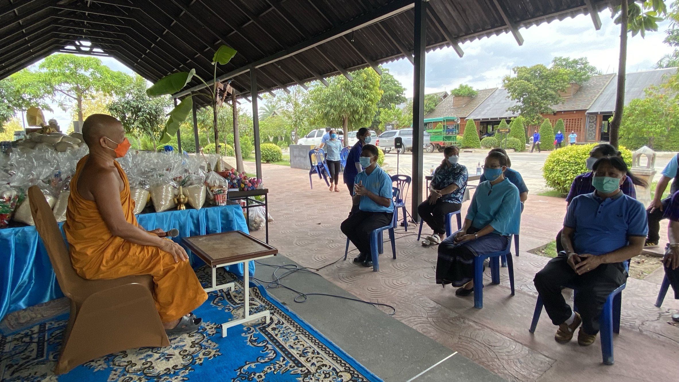 “เครือข่ายกองทุนแม่ของแผ่นดินจังหวัดกาญจนบุรี ร่วมแบ่งปันน้ำใจสู้ภัยโควิด ศูนย์พักคอยวัดทิพย์สุคนธาราม ห้วยกระเจา”