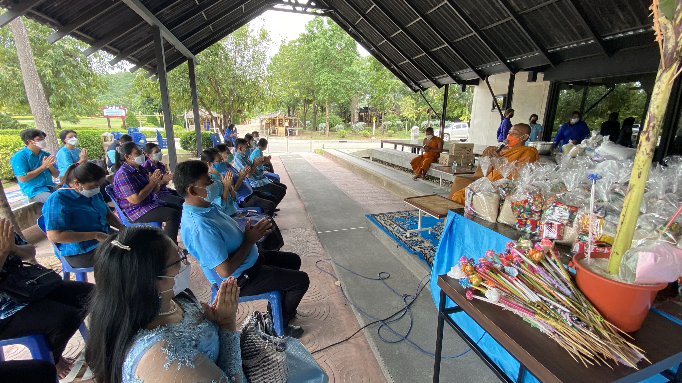 “เครือข่ายกองทุนแม่ของแผ่นดินจังหวัดกาญจนบุรี ร่วมแบ่งปันน้ำใจสู้ภัยโควิด ศูนย์พักคอยวัดทิพย์สุคนธาราม ห้วยกระเจา”