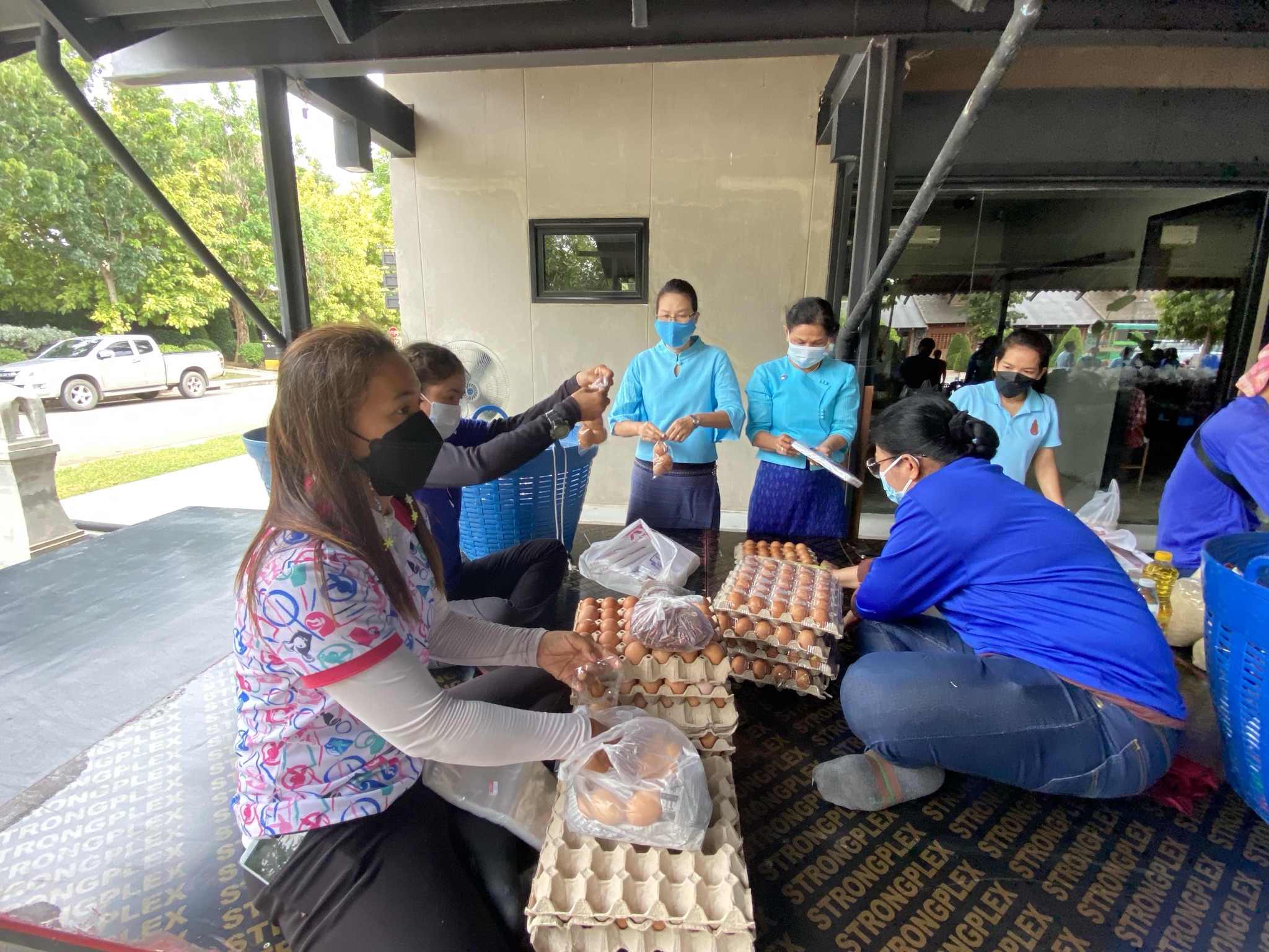 “เครือข่ายกองทุนแม่ของแผ่นดินจังหวัดกาญจนบุรี ร่วมแบ่งปันน้ำใจสู้ภัยโควิด ศูนย์พักคอยวัดทิพย์สุคนธาราม ห้วยกระเจา”