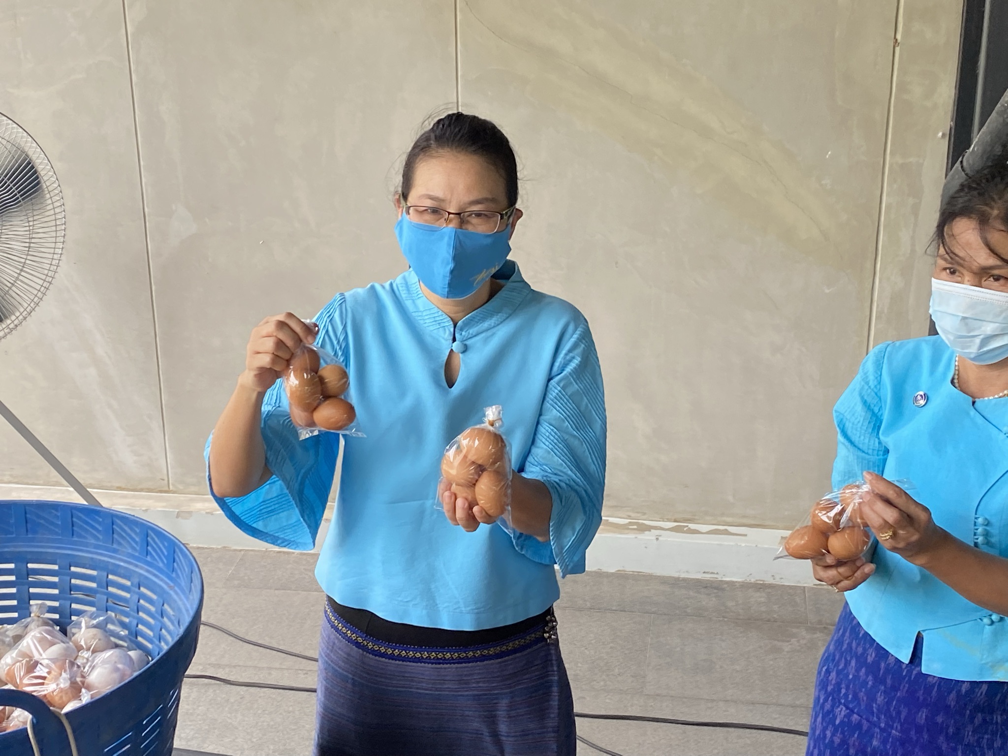 “เครือข่ายกองทุนแม่ของแผ่นดินจังหวัดกาญจนบุรี ร่วมแบ่งปันน้ำใจสู้ภัยโควิด ศูนย์พักคอยวัดทิพย์สุคนธาราม ห้วยกระเจา”