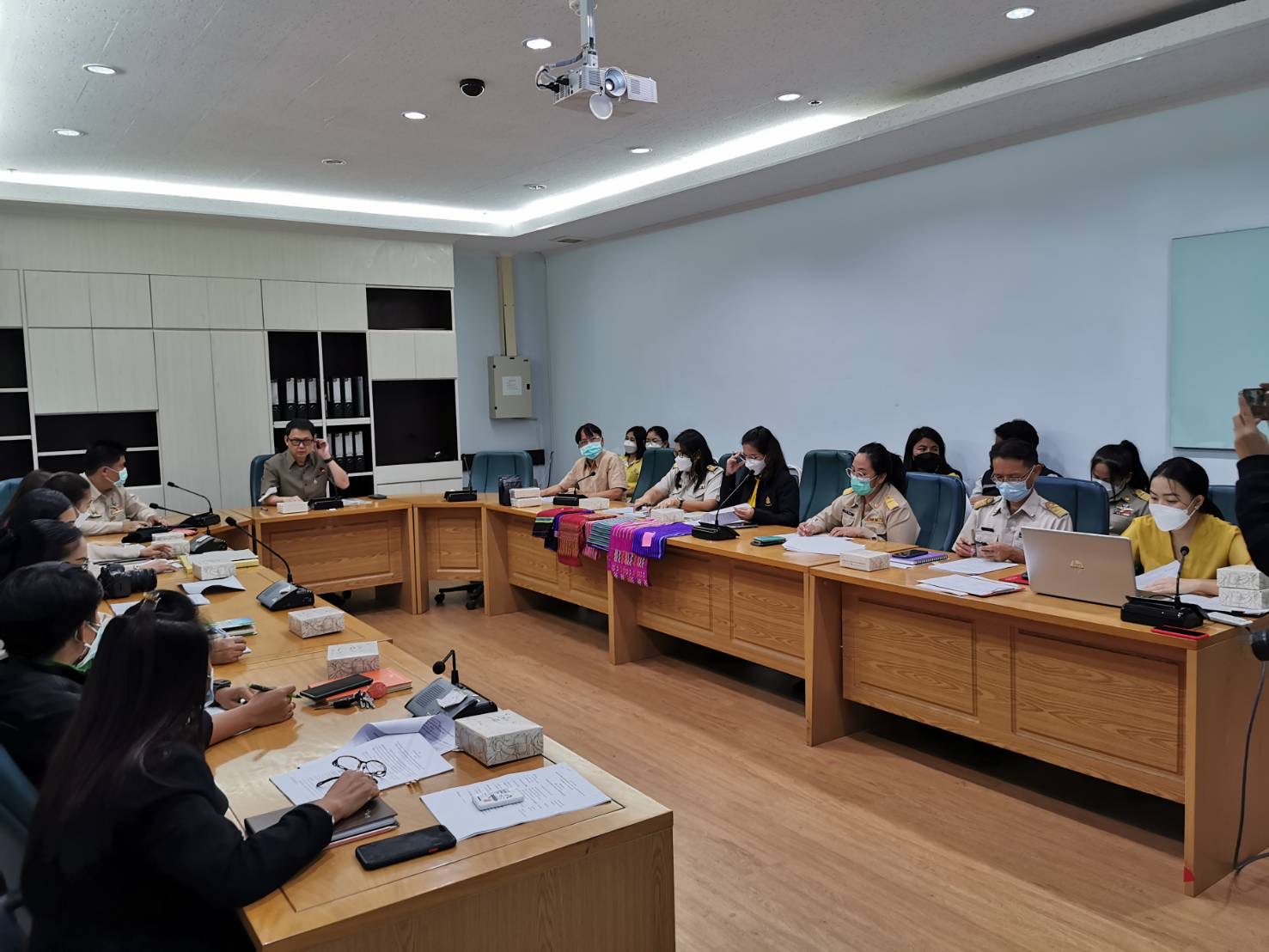 พัฒนาชุมชนกาญจนบุรี เข้าร่วมการประชุมกำหนดแนวทางการพัฒนากลุ่มทอผ้าในพื้นที่สาละวะ-ไล่โว่