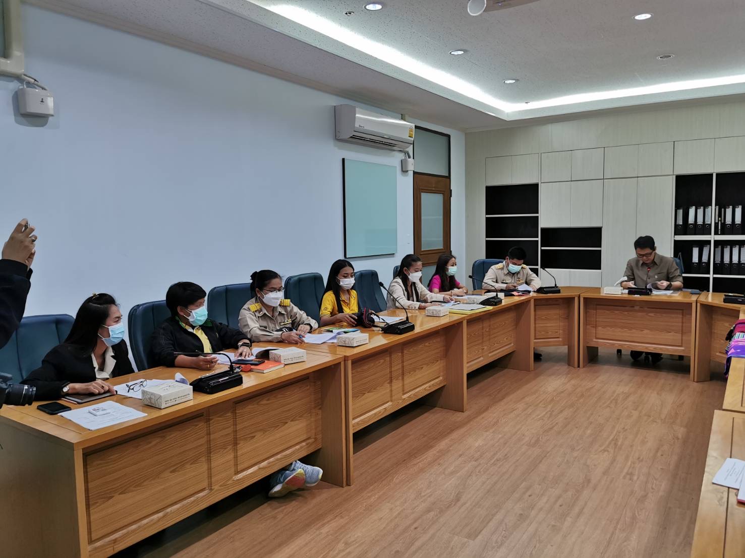 พัฒนาชุมชนกาญจนบุรี เข้าร่วมการประชุมกำหนดแนวทางการพัฒนากลุ่มทอผ้าในพื้นที่สาละวะ-ไล่โว่