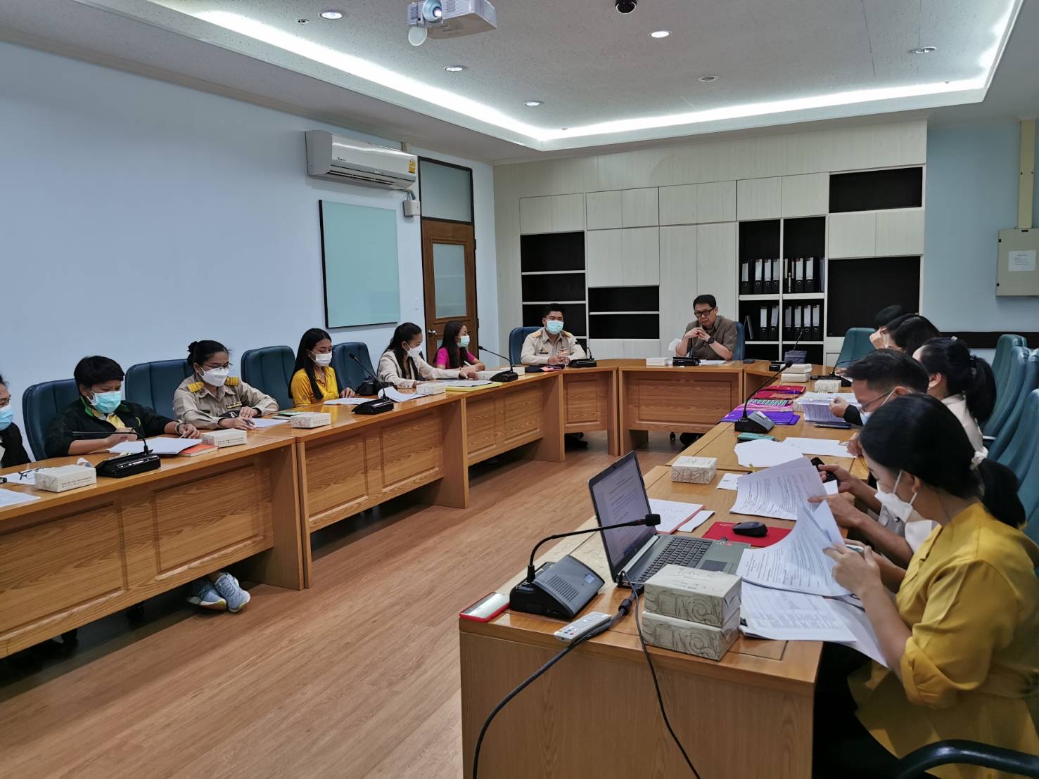 พัฒนาชุมชนกาญจนบุรี เข้าร่วมการประชุมกำหนดแนวทางการพัฒนากลุ่มทอผ้าในพื้นที่สาละวะ-ไล่โว่