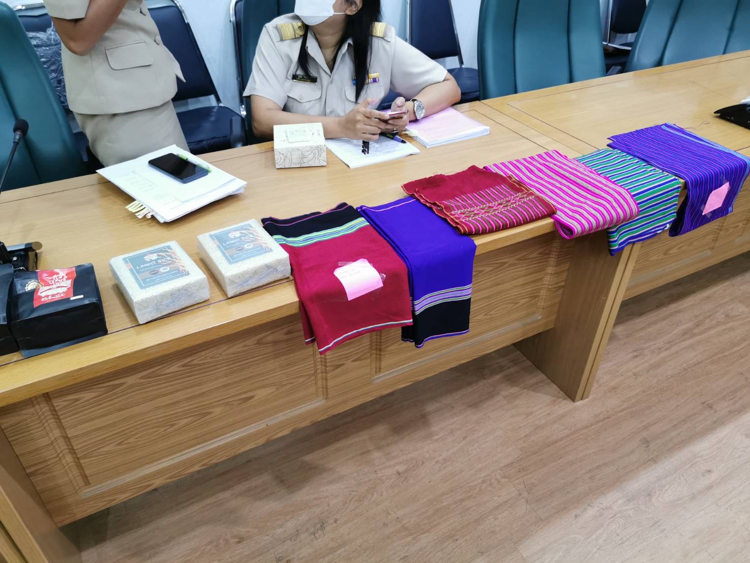 พัฒนาชุมชนกาญจนบุรี เข้าร่วมการประชุมกำหนดแนวทางการพัฒนากลุ่มทอผ้าในพื้นที่สาละวะ-ไล่โว่