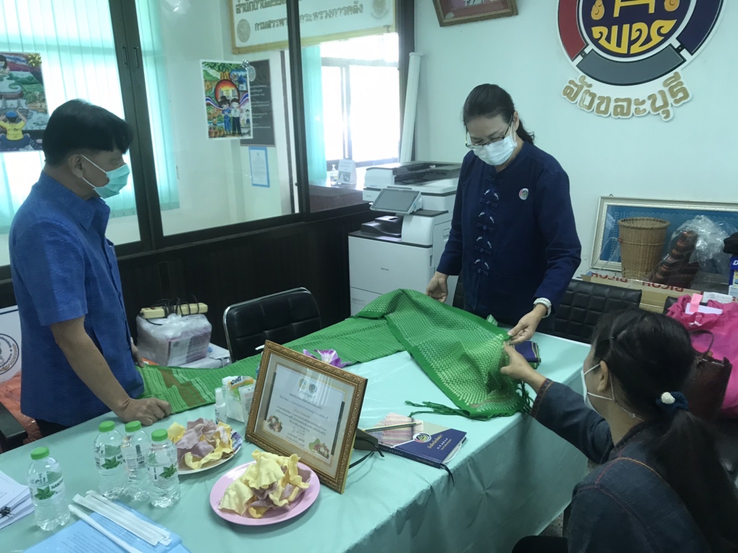 “พัฒนาการจังหวัดกาญจนบุรี พร้อมทีมงานลงพื้นที่อำเภอสังขละบุรี ลุยสร้างตลาดผลิตภัณฑ์ไล่โว่สาละวะ และเยี่ยมชมให้กำลังใจแปลงโคกหนองนา”