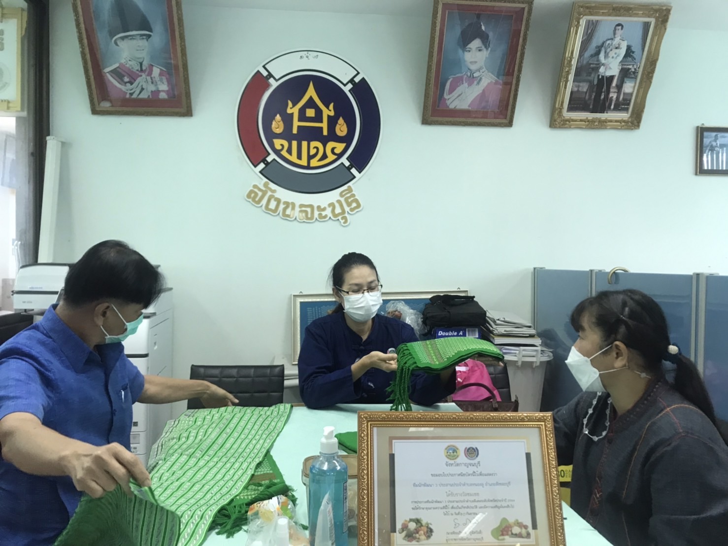 “พัฒนาการจังหวัดกาญจนบุรี พร้อมทีมงานลงพื้นที่อำเภอสังขละบุรี ลุยสร้างตลาดผลิตภัณฑ์ไล่โว่สาละวะ และเยี่ยมชมให้กำลังใจแปลงโคกหนองนา”