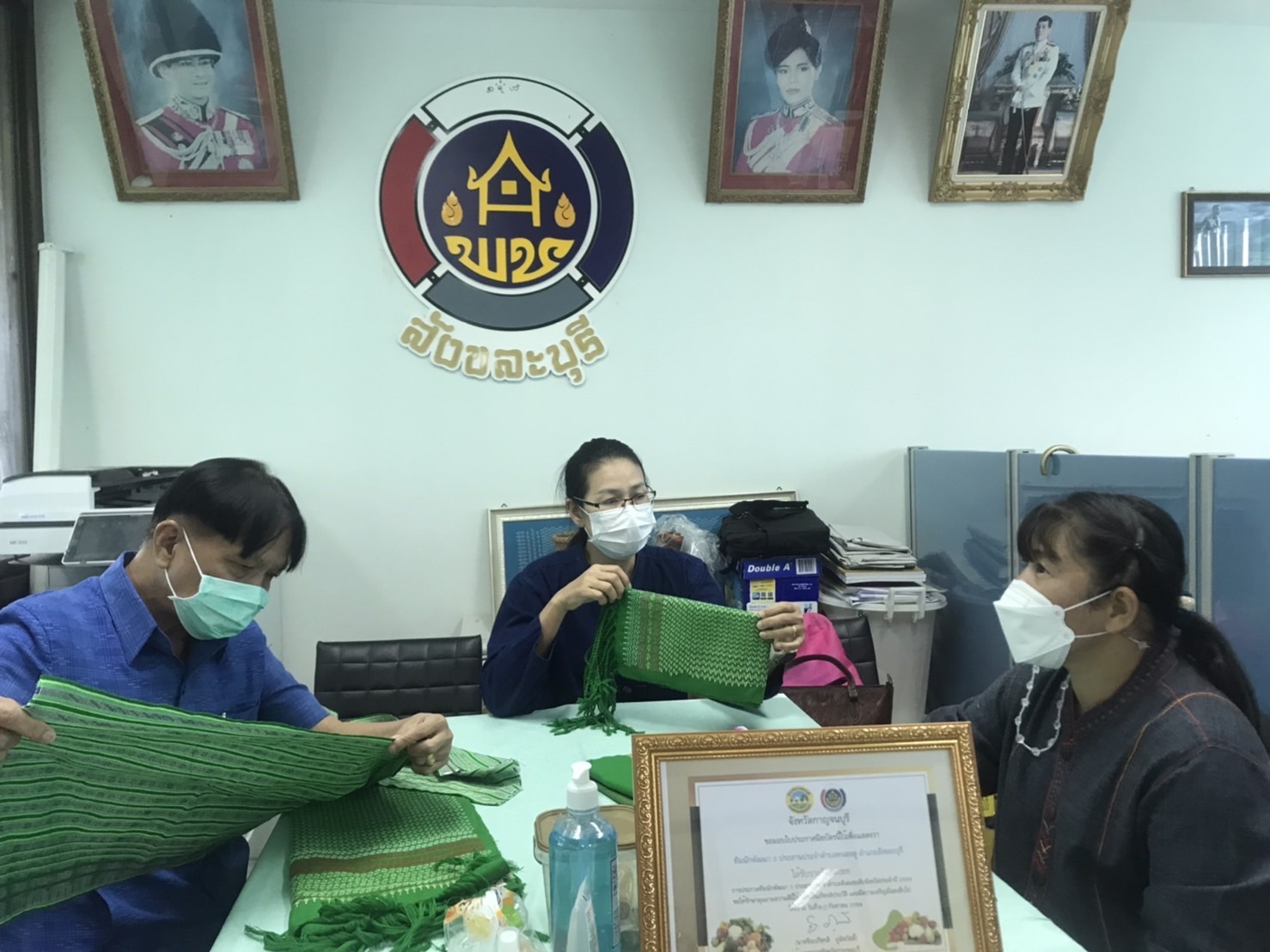 “พัฒนาการจังหวัดกาญจนบุรี พร้อมทีมงานลงพื้นที่อำเภอสังขละบุรี ลุยสร้างตลาดผลิตภัณฑ์ไล่โว่สาละวะ และเยี่ยมชมให้กำลังใจแปลงโคกหนองนา”