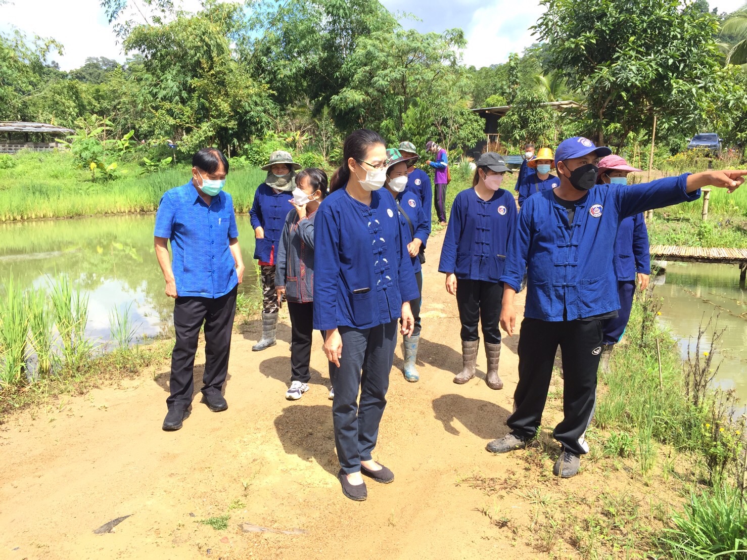 “พัฒนาการจังหวัดกาญจนบุรี พร้อมทีมงานลงพื้นที่อำเภอสังขละบุรี ลุยสร้างตลาดผลิตภัณฑ์ไล่โว่สาละวะ และเยี่ยมชมให้กำลังใจแปลงโคกหนองนา”