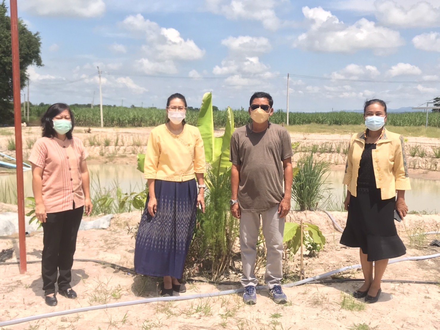 “พัฒนาการจังหวัดกาญจนบุรี ลงพื้นที่อำเภอบ่อพลอย ร่วมสังเกตการณ์เวทีนำเสนอผล จปฐ. ระดับ อปท. และติดตามความสำเร็จของโคก หนอง นา”
