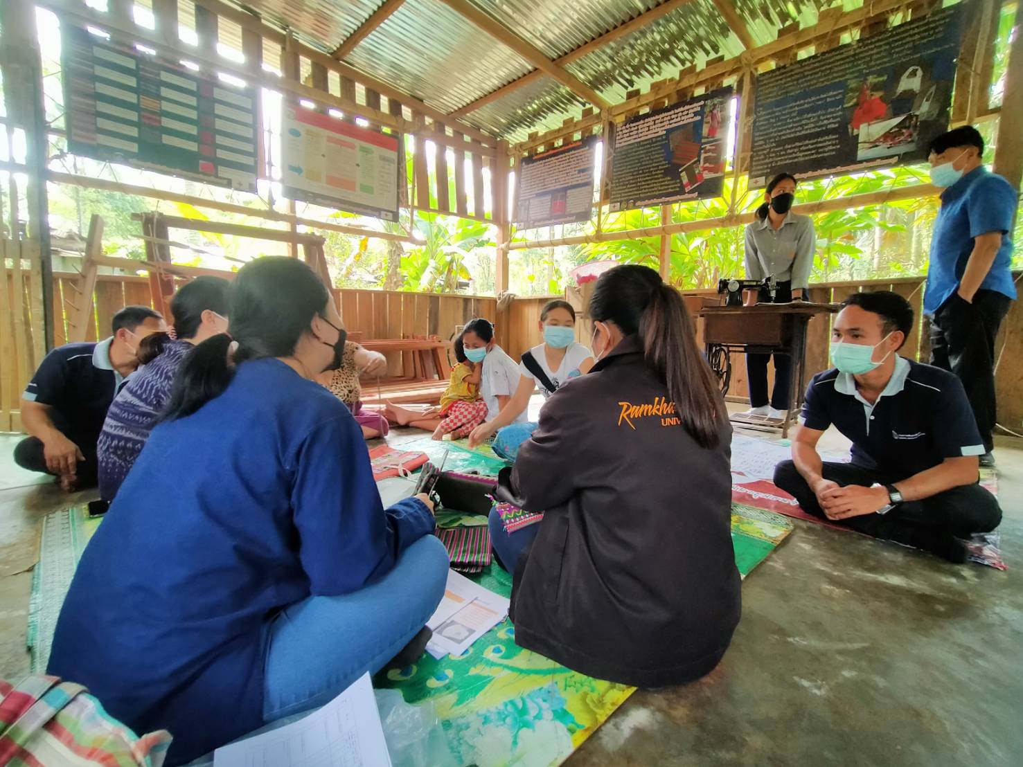 “พัฒนาการจังหวัดกาญจนบุรี พร้อมทีมงานลงพื้นที่อำเภอสังขละบุรี ลุยสร้างตลาดผลิตภัณฑ์ไล่โว่สาละวะ”