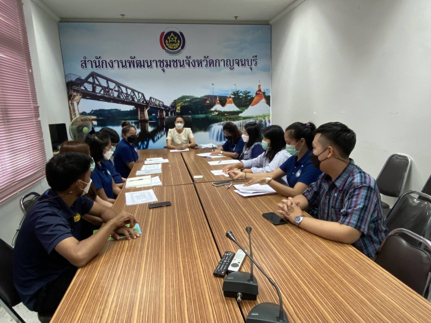 “พช.กาญจน์ ประชุมชี้แจงตามตัวชี้วัดพร้อมค่าเป้าหมายแก่นักพัฒนาชุมชน และ ประชุมมอบนโยบายแก่นักการตลาดรุ่นใหม่ OTOP “