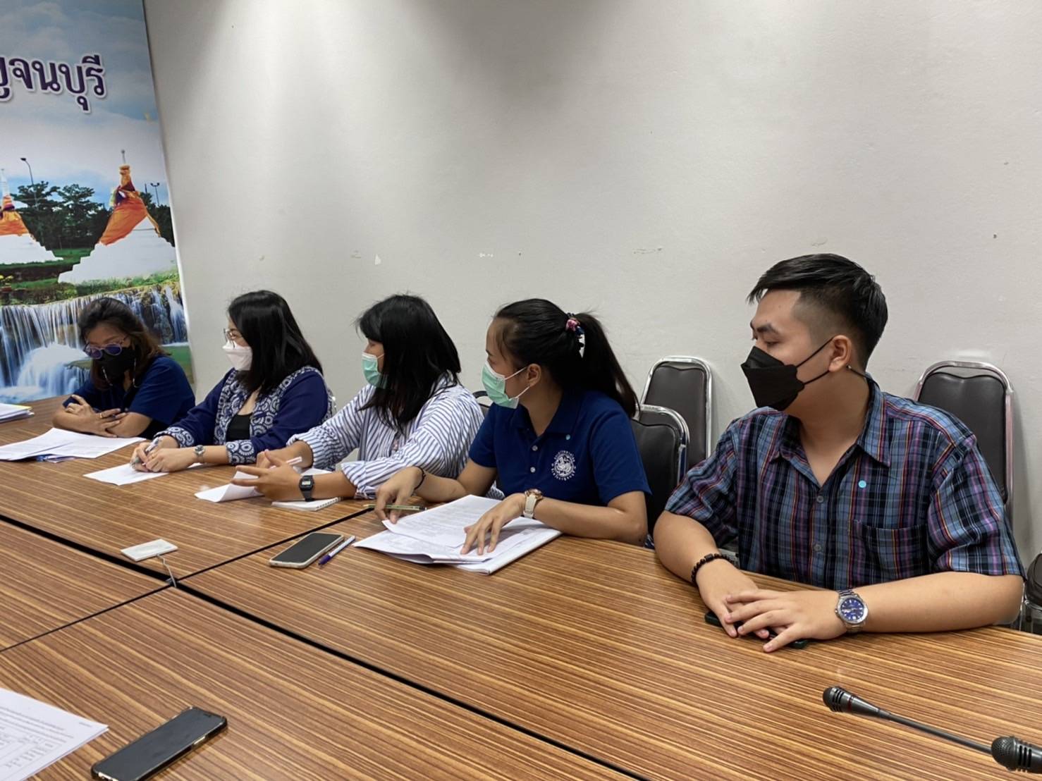 “พช.กาญจน์ ประชุมชี้แจงตามตัวชี้วัดพร้อมค่าเป้าหมายแก่นักพัฒนาชุมชน และ ประชุมมอบนโยบายแก่นักการตลาดรุ่นใหม่ OTOP “