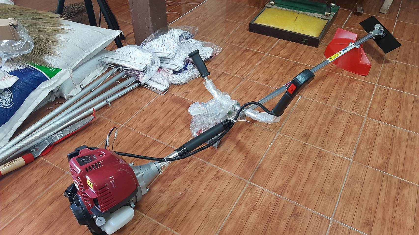 พช.กาญจน์ มอบของพัฒนาศูนย์พัฒนาอาชีพหนองบัว
