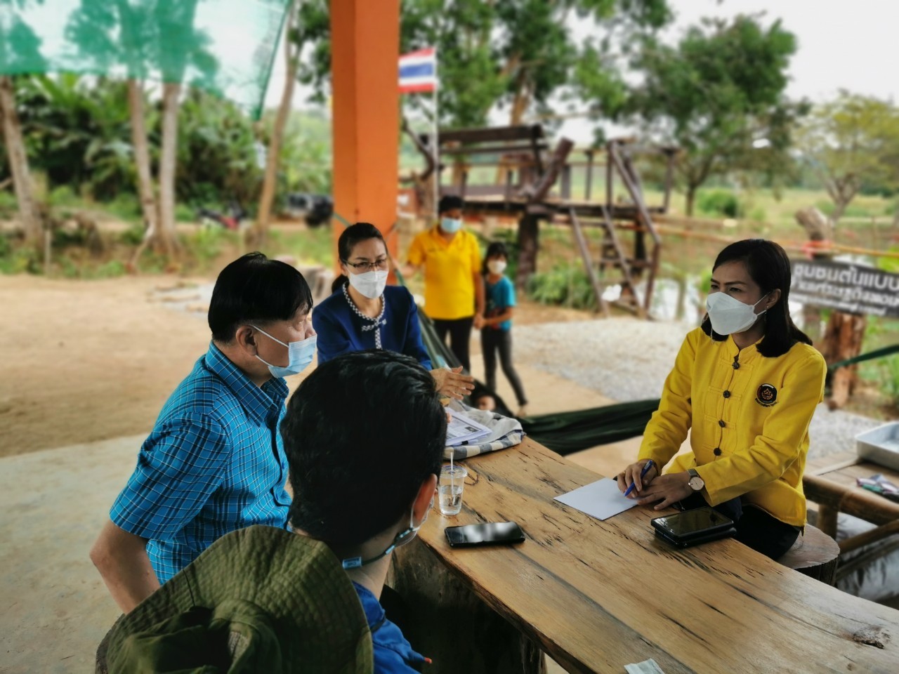 พช. ลงพื้นที่เยี่ยมชมกลุ่มทอผ้าบ้านทุ่งนางครวญ และแปลง โคก หนอง นาโมเดล อ.ทองผาภูมิ