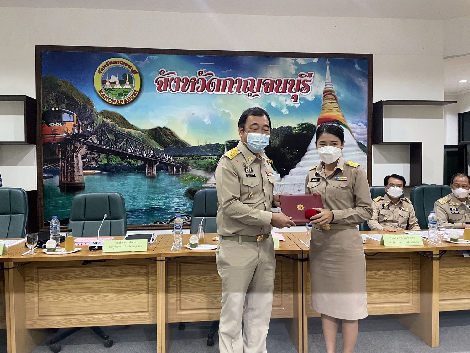 ผู้ว่าราชการจังหวัดกาญจนบุรี เป็นประธานในการมอบวุฒิบัตรและเข็มวิทยฐานะข้าราชการที่อยู่ระหว่างทดลองปฏิบัติหน้าที่ราชการ หลักสูตรพัฒนากรก่อนประจำการ รุ่นที่ 118