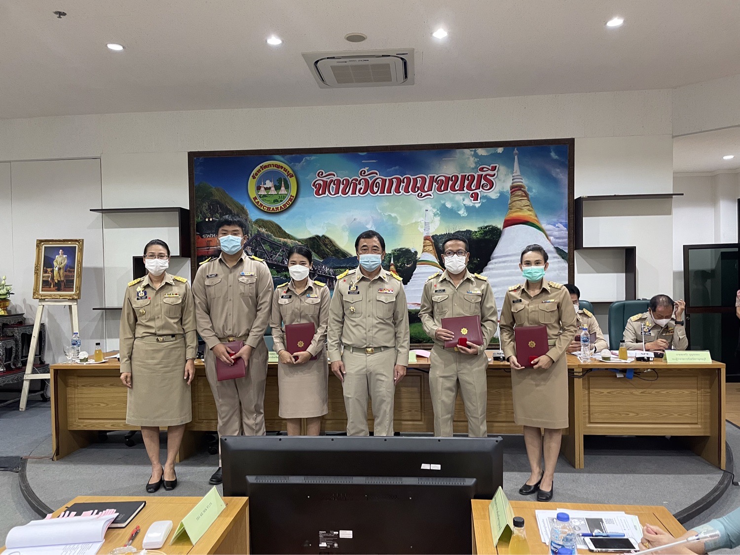 ผู้ว่าราชการจังหวัดกาญจนบุรี เป็นประธานในการมอบวุฒิบัตรและเข็มวิทยฐานะข้าราชการที่อยู่ระหว่างทดลองปฏิบัติหน้าที่ราชการ หลักสูตรพัฒนากรก่อนประจำการ รุ่นที่ 118
