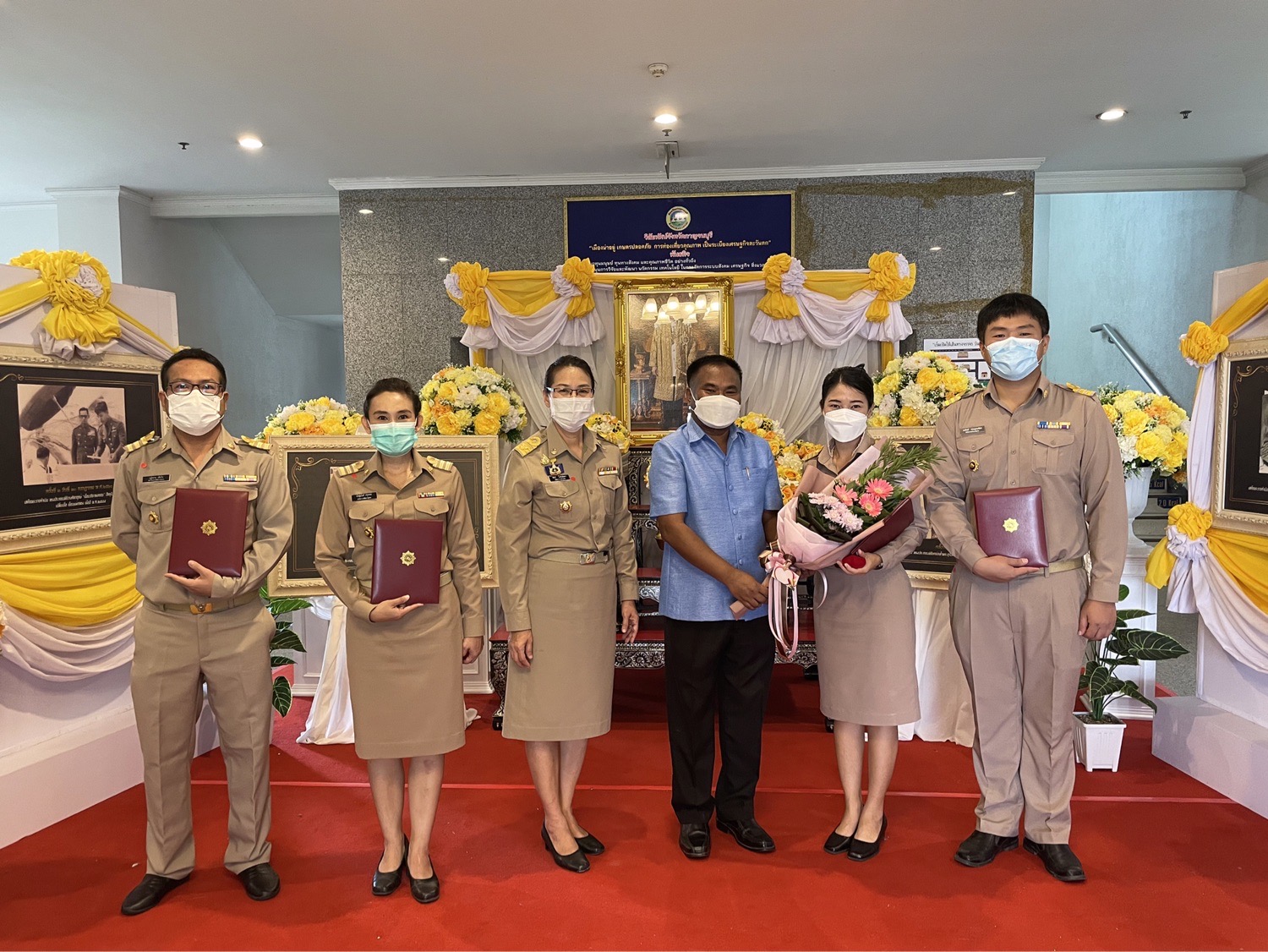 ผู้ว่าราชการจังหวัดกาญจนบุรี เป็นประธานในการมอบวุฒิบัตรและเข็มวิทยฐานะข้าราชการที่อยู่ระหว่างทดลองปฏิบัติหน้าที่ราชการ หลักสูตรพัฒนากรก่อนประจำการ รุ่นที่ 118
