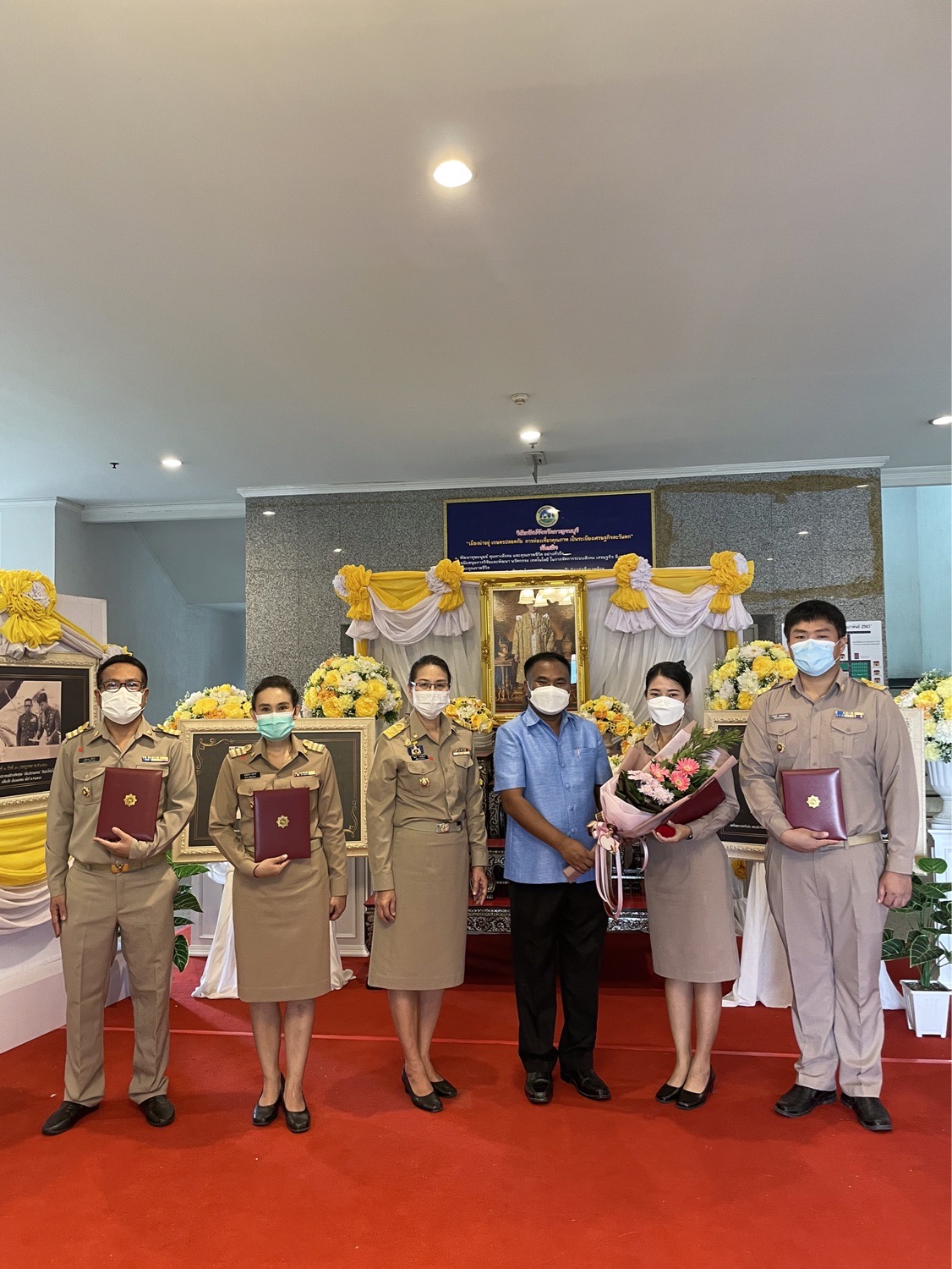 ผู้ว่าราชการจังหวัดกาญจนบุรี เป็นประธานในการมอบวุฒิบัตรและเข็มวิทยฐานะข้าราชการที่อยู่ระหว่างทดลองปฏิบัติหน้าที่ราชการ หลักสูตรพัฒนากรก่อนประจำการ รุ่นที่ 118