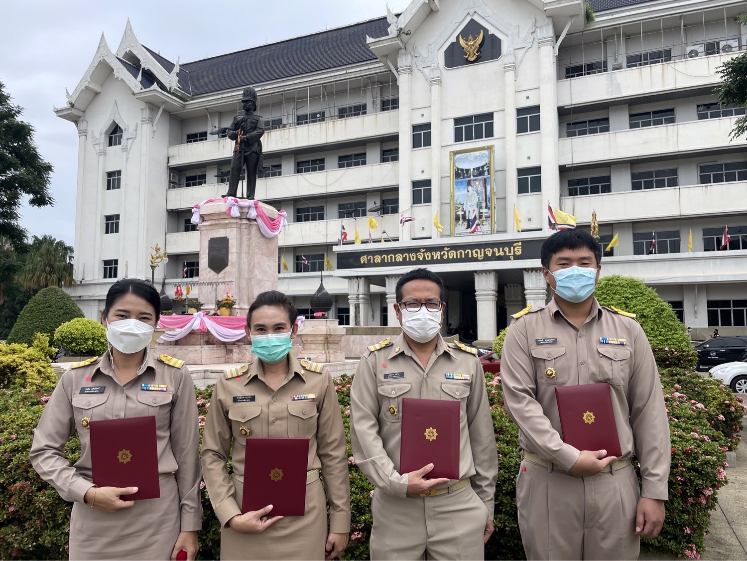 ผู้ว่าราชการจังหวัดกาญจนบุรี เป็นประธานในการมอบวุฒิบัตรและเข็มวิทยฐานะข้าราชการที่อยู่ระหว่างทดลองปฏิบัติหน้าที่ราชการ หลักสูตรพัฒนากรก่อนประจำการ รุ่นที่ 118