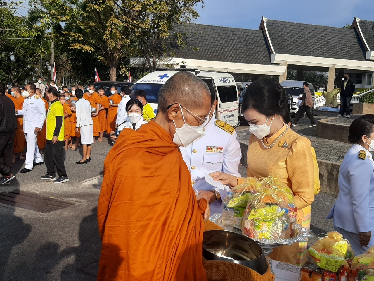 พช.กาญจน์ ร่วมพิธีทำบุญตักบาตรถวายพระราชกุศล และพิธีวางพานพุ่ม และพิธีถวายบังคม ตามกิจกรรมเนื่องในวันคล้ายวันพระราชสมภพพระบาทสมเด็จพระบรมชนกาธิเบศร มหาภูมิพลอดุลยเดชมหาราช บรมนาถบพิตร วันชาติ และวันพ่อแห่งชาติ 5 ธันวาคม 2564