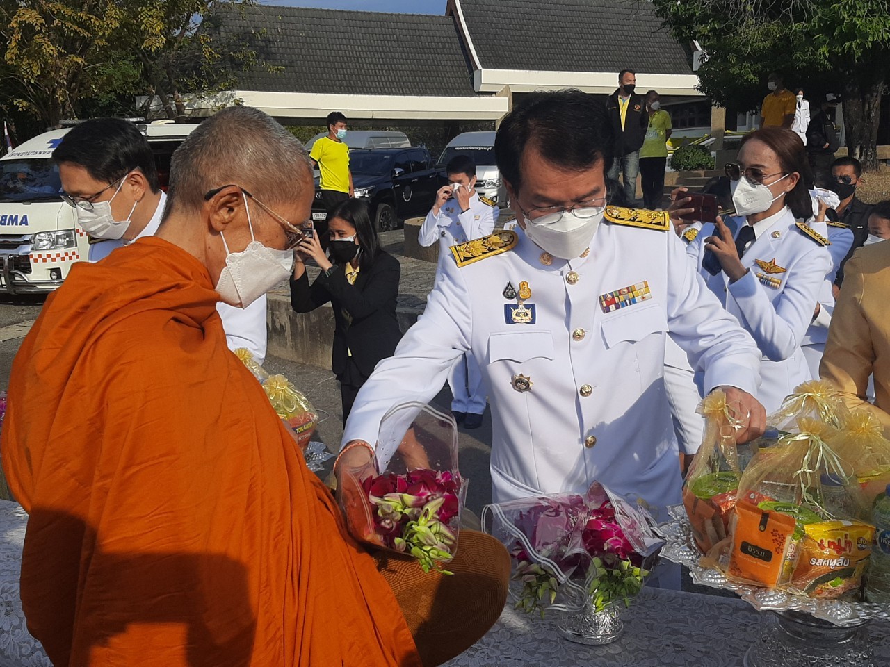 พช.กาญจน์ ร่วมพิธีทำบุญตักบาตรถวายพระราชกุศล และพิธีวางพานพุ่ม และพิธีถวายบังคม ตามกิจกรรมเนื่องในวันคล้ายวันพระราชสมภพพระบาทสมเด็จพระบรมชนกาธิเบศร มหาภูมิพลอดุลยเดชมหาราช บรมนาถบพิตร วันชาติ และวันพ่อแห่งชาติ 5 ธันวาคม 2564