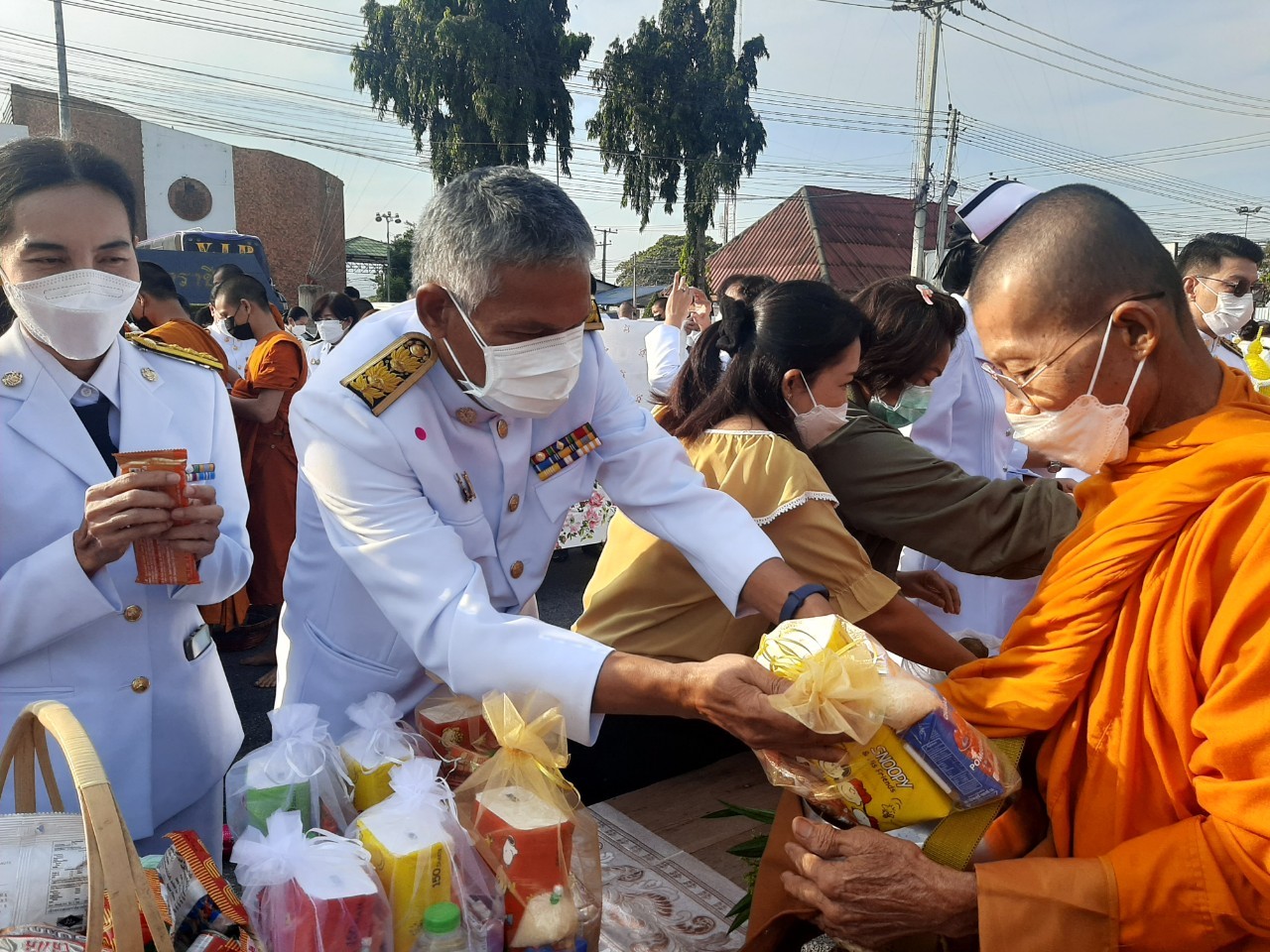 พช.กาญจน์ ร่วมพิธีทำบุญตักบาตรถวายพระราชกุศล และพิธีวางพานพุ่ม และพิธีถวายบังคม ตามกิจกรรมเนื่องในวันคล้ายวันพระราชสมภพพระบาทสมเด็จพระบรมชนกาธิเบศร มหาภูมิพลอดุลยเดชมหาราช บรมนาถบพิตร วันชาติ และวันพ่อแห่งชาติ 5 ธันวาคม 2564