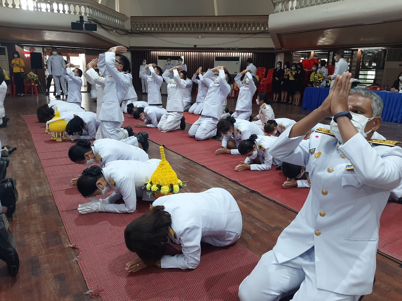 พช.กาญจน์ ร่วมพิธีทำบุญตักบาตรถวายพระราชกุศล และพิธีวางพานพุ่ม และพิธีถวายบังคม ตามกิจกรรมเนื่องในวันคล้ายวันพระราชสมภพพระบาทสมเด็จพระบรมชนกาธิเบศร มหาภูมิพลอดุลยเดชมหาราช บรมนาถบพิตร วันชาติ และวันพ่อแห่งชาติ 5 ธันวาคม 2564