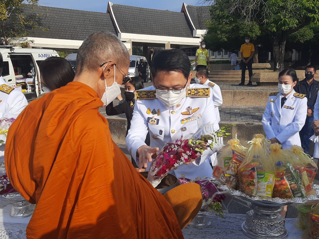 พช.กาญจน์ ร่วมพิธีทำบุญตักบาตรถวายพระราชกุศล และพิธีวางพานพุ่ม และพิธีถวายบังคม ตามกิจกรรมเนื่องในวันคล้ายวันพระราชสมภพพระบาทสมเด็จพระบรมชนกาธิเบศร มหาภูมิพลอดุลยเดชมหาราช บรมนาถบพิตร วันชาติ และวันพ่อแห่งชาติ 5 ธันวาคม 2564