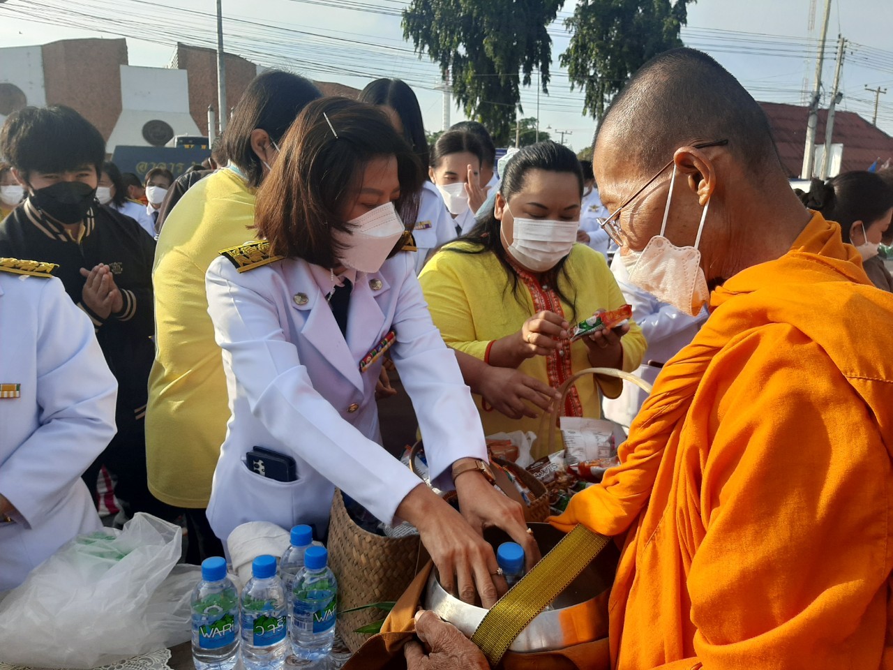 พช.กาญจน์ ร่วมพิธีทำบุญตักบาตรถวายพระราชกุศล และพิธีวางพานพุ่ม และพิธีถวายบังคม ตามกิจกรรมเนื่องในวันคล้ายวันพระราชสมภพพระบาทสมเด็จพระบรมชนกาธิเบศร มหาภูมิพลอดุลยเดชมหาราช บรมนาถบพิตร วันชาติ และวันพ่อแห่งชาติ 5 ธันวาคม 2564