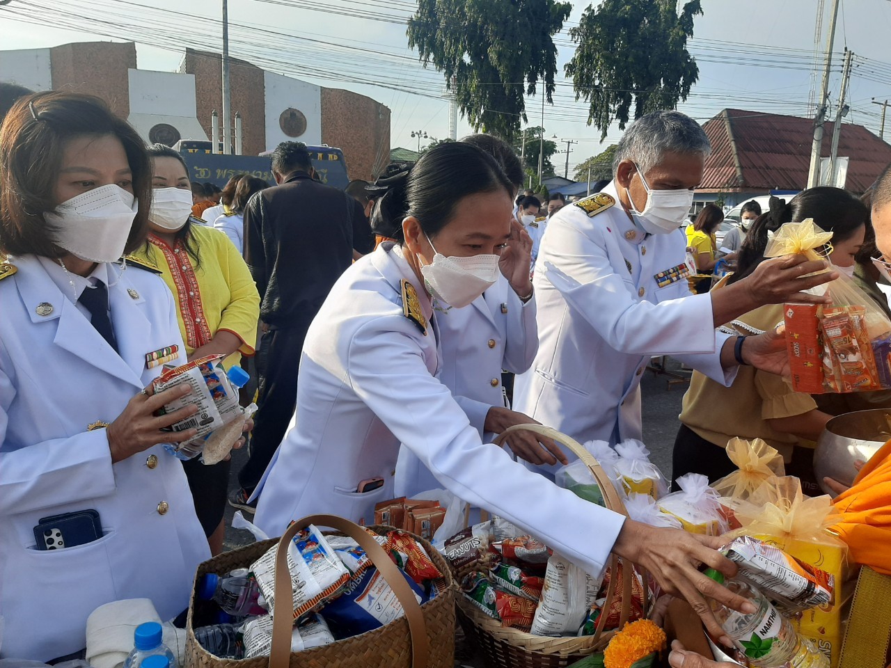 พช.กาญจน์ ร่วมพิธีทำบุญตักบาตรถวายพระราชกุศล และพิธีวางพานพุ่ม และพิธีถวายบังคม ตามกิจกรรมเนื่องในวันคล้ายวันพระราชสมภพพระบาทสมเด็จพระบรมชนกาธิเบศร มหาภูมิพลอดุลยเดชมหาราช บรมนาถบพิตร วันชาติ และวันพ่อแห่งชาติ 5 ธันวาคม 2564