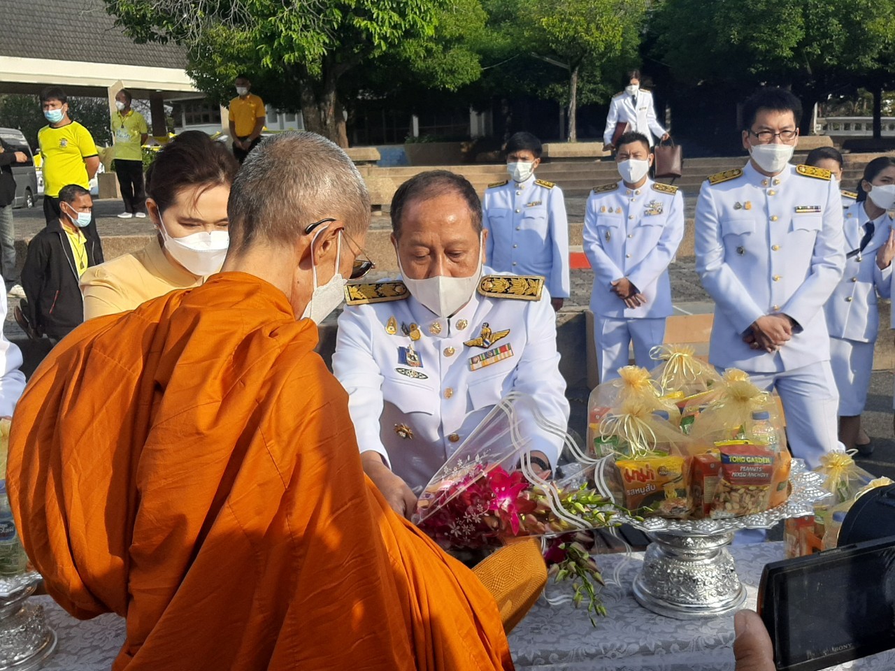 พช.กาญจน์ ร่วมพิธีทำบุญตักบาตรถวายพระราชกุศล และพิธีวางพานพุ่ม และพิธีถวายบังคม ตามกิจกรรมเนื่องในวันคล้ายวันพระราชสมภพพระบาทสมเด็จพระบรมชนกาธิเบศร มหาภูมิพลอดุลยเดชมหาราช บรมนาถบพิตร วันชาติ และวันพ่อแห่งชาติ 5 ธันวาคม 2564