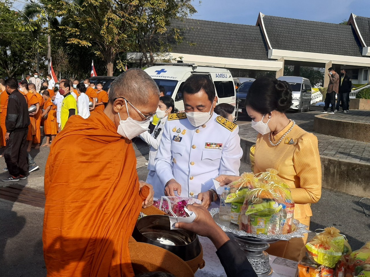 พช.กาญจน์ ร่วมพิธีทำบุญตักบาตรถวายพระราชกุศล และพิธีวางพานพุ่ม และพิธีถวายบังคม ตามกิจกรรมเนื่องในวันคล้ายวันพระราชสมภพพระบาทสมเด็จพระบรมชนกาธิเบศร มหาภูมิพลอดุลยเดชมหาราช บรมนาถบพิตร วันชาติ และวันพ่อแห่งชาติ 5 ธันวาคม 2564