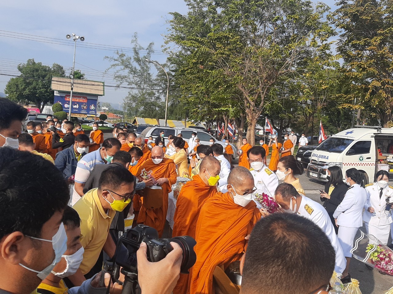 พช.กาญจน์ ร่วมพิธีทำบุญตักบาตรถวายพระราชกุศล และพิธีวางพานพุ่ม และพิธีถวายบังคม ตามกิจกรรมเนื่องในวันคล้ายวันพระราชสมภพพระบาทสมเด็จพระบรมชนกาธิเบศร มหาภูมิพลอดุลยเดชมหาราช บรมนาถบพิตร วันชาติ และวันพ่อแห่งชาติ 5 ธันวาคม 2564