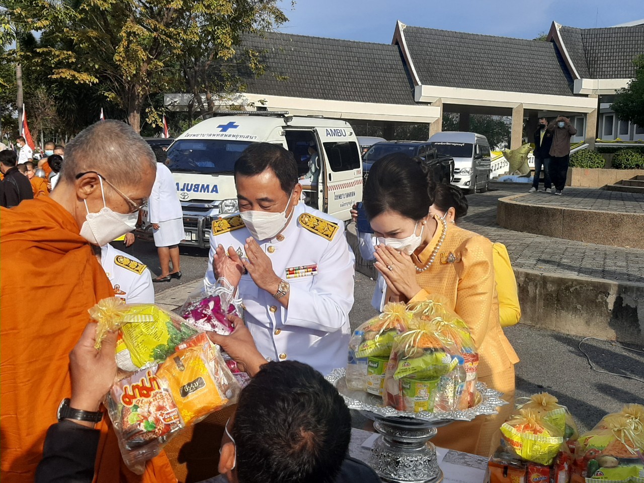 พช.กาญจน์ ร่วมพิธีทำบุญตักบาตรถวายพระราชกุศล และพิธีวางพานพุ่ม และพิธีถวายบังคม ตามกิจกรรมเนื่องในวันคล้ายวันพระราชสมภพพระบาทสมเด็จพระบรมชนกาธิเบศร มหาภูมิพลอดุลยเดชมหาราช บรมนาถบพิตร วันชาติ และวันพ่อแห่งชาติ 5 ธันวาคม 2564