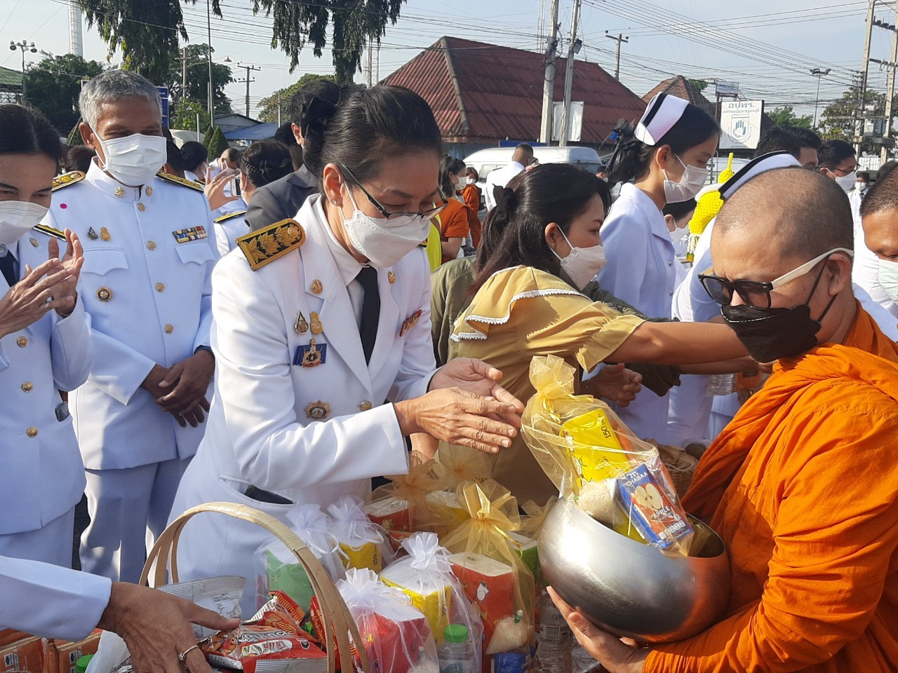 พช.กาญจน์ ร่วมพิธีทำบุญตักบาตรถวายพระราชกุศล และพิธีวางพานพุ่ม และพิธีถวายบังคม ตามกิจกรรมเนื่องในวันคล้ายวันพระราชสมภพพระบาทสมเด็จพระบรมชนกาธิเบศร มหาภูมิพลอดุลยเดชมหาราช บรมนาถบพิตร วันชาติ และวันพ่อแห่งชาติ 5 ธันวาคม 2564