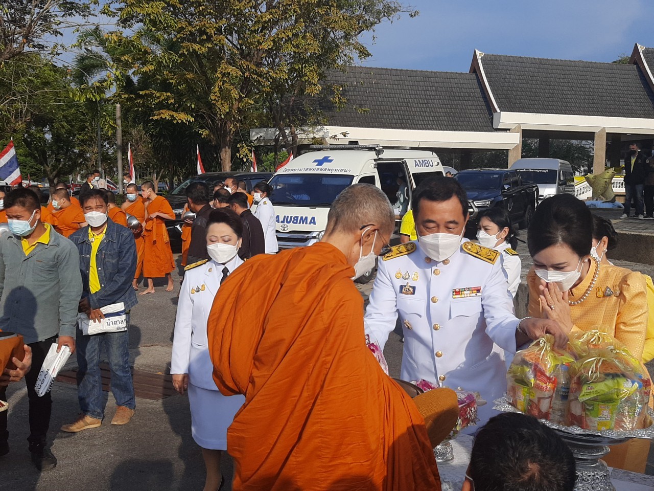 พช.กาญจน์ ร่วมพิธีทำบุญตักบาตรถวายพระราชกุศล และพิธีวางพานพุ่ม และพิธีถวายบังคม ตามกิจกรรมเนื่องในวันคล้ายวันพระราชสมภพพระบาทสมเด็จพระบรมชนกาธิเบศร มหาภูมิพลอดุลยเดชมหาราช บรมนาถบพิตร วันชาติ และวันพ่อแห่งชาติ 5 ธันวาคม 2564