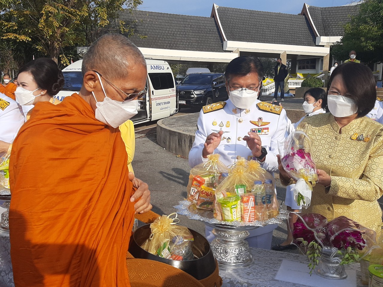 พช.กาญจน์ ร่วมพิธีทำบุญตักบาตรถวายพระราชกุศล และพิธีวางพานพุ่ม และพิธีถวายบังคม ตามกิจกรรมเนื่องในวันคล้ายวันพระราชสมภพพระบาทสมเด็จพระบรมชนกาธิเบศร มหาภูมิพลอดุลยเดชมหาราช บรมนาถบพิตร วันชาติ และวันพ่อแห่งชาติ 5 ธันวาคม 2564