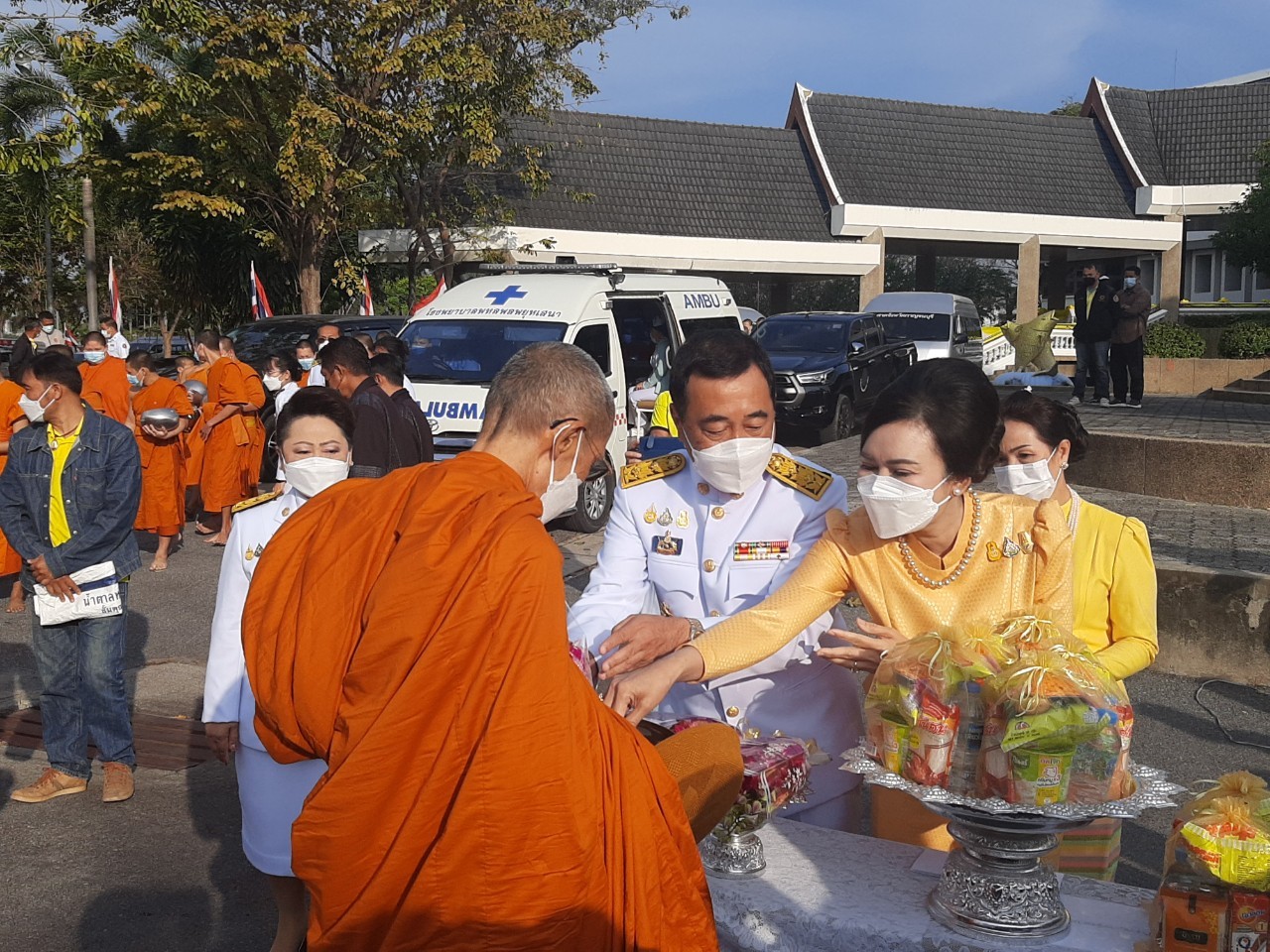 พช.กาญจน์ ร่วมพิธีทำบุญตักบาตรถวายพระราชกุศล และพิธีวางพานพุ่ม และพิธีถวายบังคม ตามกิจกรรมเนื่องในวันคล้ายวันพระราชสมภพพระบาทสมเด็จพระบรมชนกาธิเบศร มหาภูมิพลอดุลยเดชมหาราช บรมนาถบพิตร วันชาติ และวันพ่อแห่งชาติ 5 ธันวาคม 2564